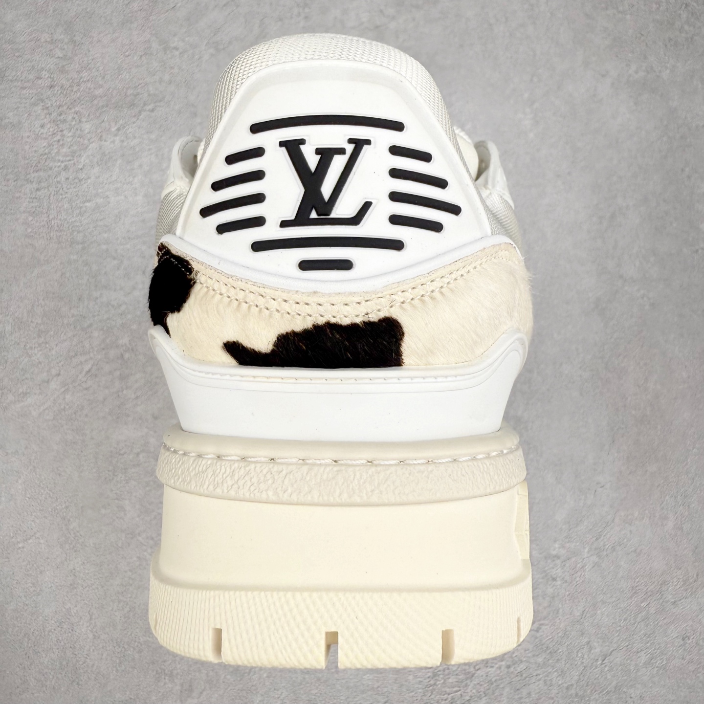 图片[8]-lv Trainer Maxi 小胖丁系列面包鞋 驴牌23S时尚走秀款 原版购入开发历时半年开发打造 原版完美楦型 多次调试 达到还原99% 鞋面独家订制细柔小牛皮 厚实织物鞋带 独家私模超轻TPU大底 原配扣子串珠 正确原装黄色鞋盒 正确中底印花 鞋面印花3D高频深度立体 全鞋电脑针车 紧密相连 针距密度一致 皮面裁剪部位 统一油边封口工艺 备受瞩目火热面包鞋再次拉满流量 各地网红上脚 立体饱满的彩色面包鞋身 超大版型重新诠释了 Virgil Abloh大热lv运动时装鞋 完美增高5CM Size 36 37 38 39 40 41 42 43 44 45-选品中心