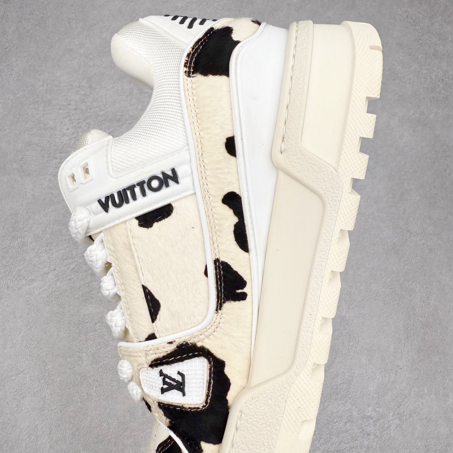 图片[7]-lv Trainer Maxi 小胖丁系列面包鞋 驴牌23S时尚走秀款 原版购入开发历时半年开发打造 原版完美楦型 多次调试 达到还原99% 鞋面独家订制细柔小牛皮 厚实织物鞋带 独家私模超轻TPU大底 原配扣子串珠 正确原装黄色鞋盒 正确中底印花 鞋面印花3D高频深度立体 全鞋电脑针车 紧密相连 针距密度一致 皮面裁剪部位 统一油边封口工艺 备受瞩目火热面包鞋再次拉满流量 各地网红上脚 立体饱满的彩色面包鞋身 超大版型重新诠释了 Virgil Abloh大热lv运动时装鞋 完美增高5CM Size 36 37 38 39 40 41 42 43 44 45-选品中心