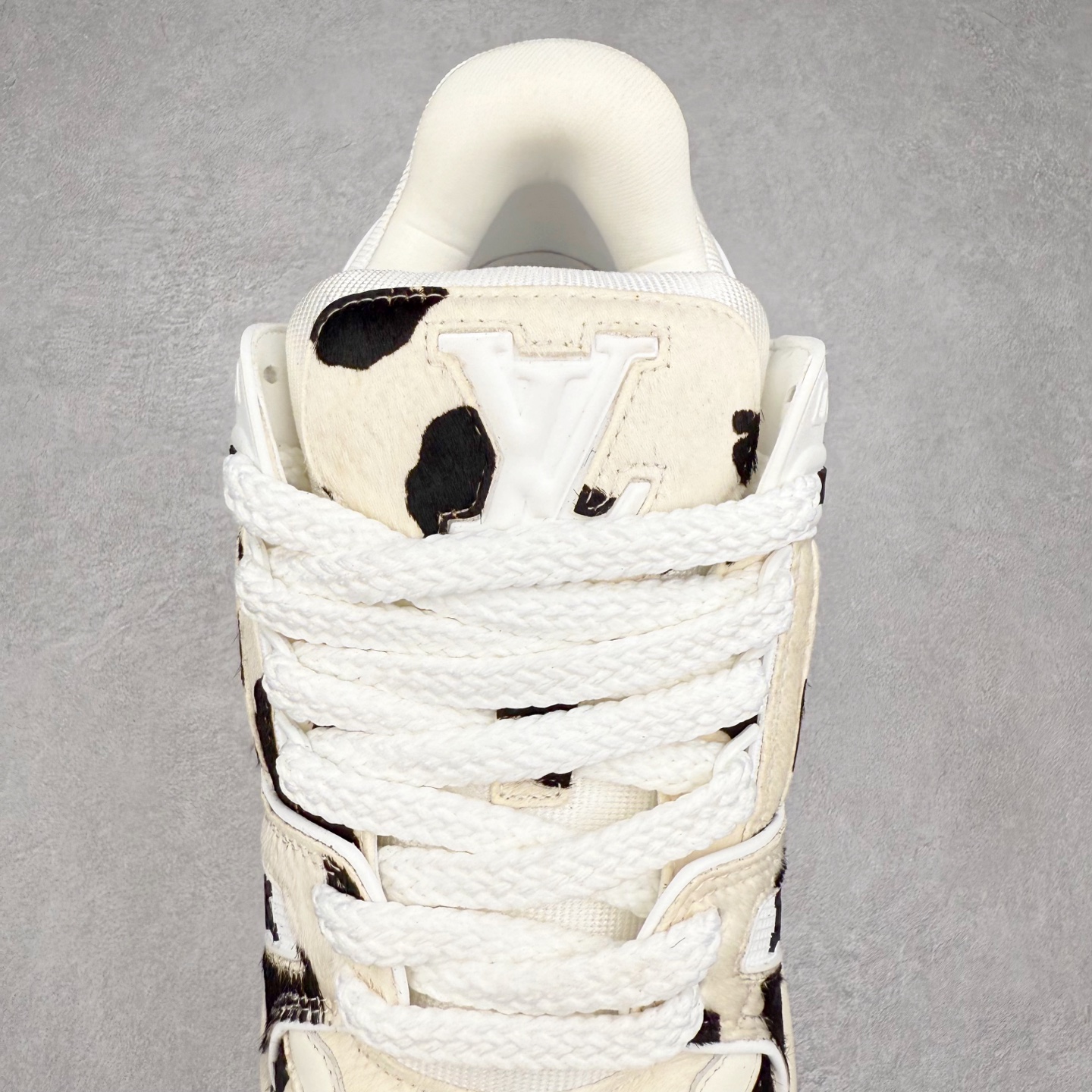 图片[5]-lv Trainer Maxi 小胖丁系列面包鞋 驴牌23S时尚走秀款 原版购入开发历时半年开发打造 原版完美楦型 多次调试 达到还原99% 鞋面独家订制细柔小牛皮 厚实织物鞋带 独家私模超轻TPU大底 原配扣子串珠 正确原装黄色鞋盒 正确中底印花 鞋面印花3D高频深度立体 全鞋电脑针车 紧密相连 针距密度一致 皮面裁剪部位 统一油边封口工艺 备受瞩目火热面包鞋再次拉满流量 各地网红上脚 立体饱满的彩色面包鞋身 超大版型重新诠释了 Virgil Abloh大热lv运动时装鞋 完美增高5CM Size 36 37 38 39 40 41 42 43 44 45-选品中心