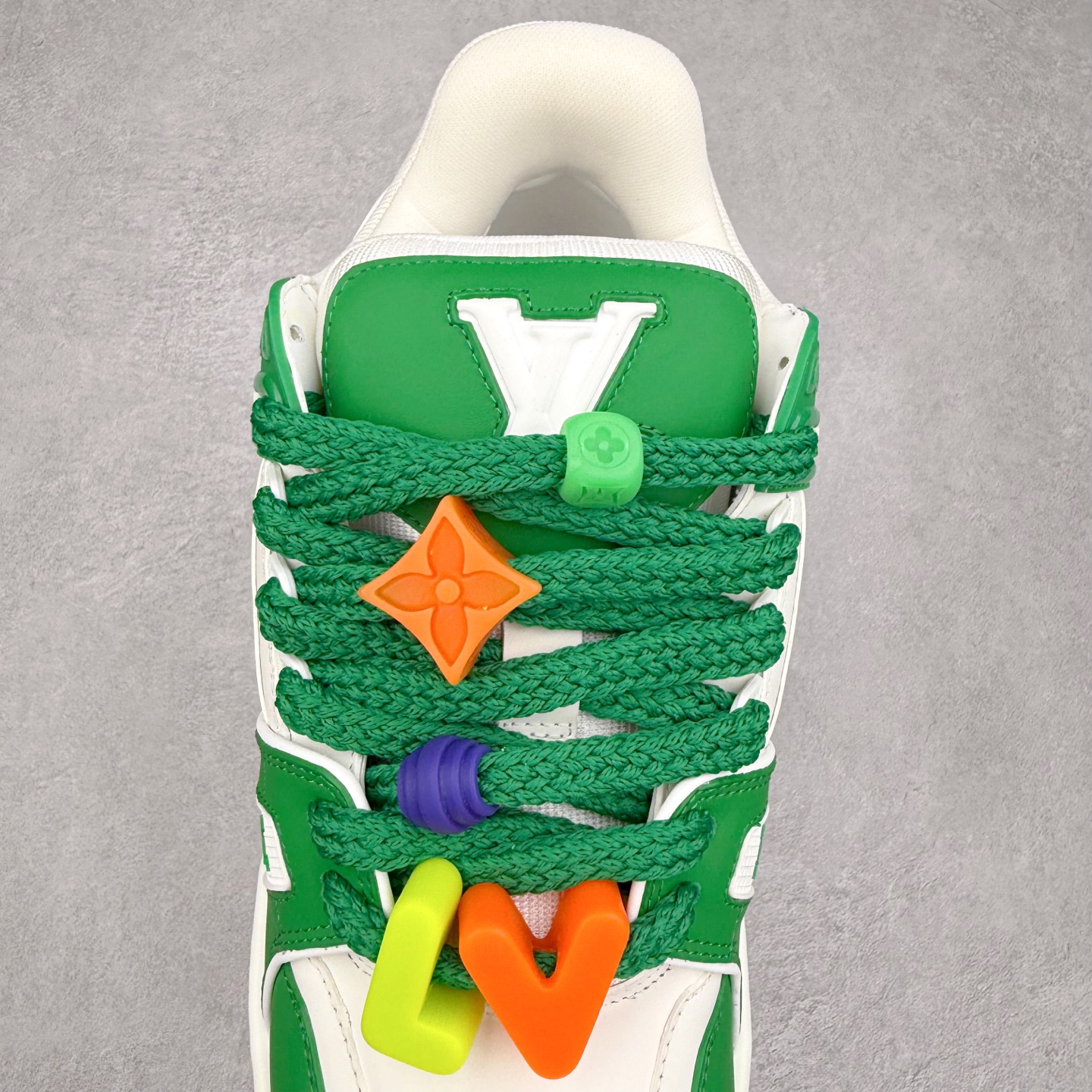 图片[5]-lv Trainer Maxi 小胖丁系列面包鞋 驴牌23S时尚走秀款 原版购入开发历时半年开发打造 原版完美楦型 多次调试 达到还原99% 鞋面独家订制细柔小牛皮 厚实织物鞋带 独家私模超轻TPU大底 原配扣子串珠 正确原装黄色鞋盒 正确中底印花 鞋面印花3D高频深度立体 全鞋电脑针车 紧密相连 针距密度一致 皮面裁剪部位 统一油边封口工艺 备受瞩目火热面包鞋再次拉满流量 各地网红上脚 立体饱满的彩色面包鞋身 超大版型重新诠释了 Virgil Abloh大热lv运动时装鞋 完美增高5CM Size 36 37 38 39 40 41 42 43 44 45-选品中心