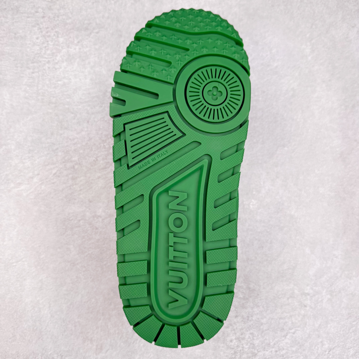 图片[9]-lv Trainer Maxi 小胖丁系列面包鞋 驴牌23S时尚走秀款 原版购入开发历时半年开发打造 原版完美楦型 多次调试 达到还原99% 鞋面独家订制细柔小牛皮 厚实织物鞋带 独家私模超轻TPU大底 原配扣子串珠 正确原装黄色鞋盒 正确中底印花 鞋面印花3D高频深度立体 全鞋电脑针车 紧密相连 针距密度一致 皮面裁剪部位 统一油边封口工艺 备受瞩目火热面包鞋再次拉满流量 各地网红上脚 立体饱满的彩色面包鞋身 超大版型重新诠释了 Virgil Abloh大热lv运动时装鞋 完美增高5CM Size 36 37 38 39 40 41 42 43 44 45-选品中心