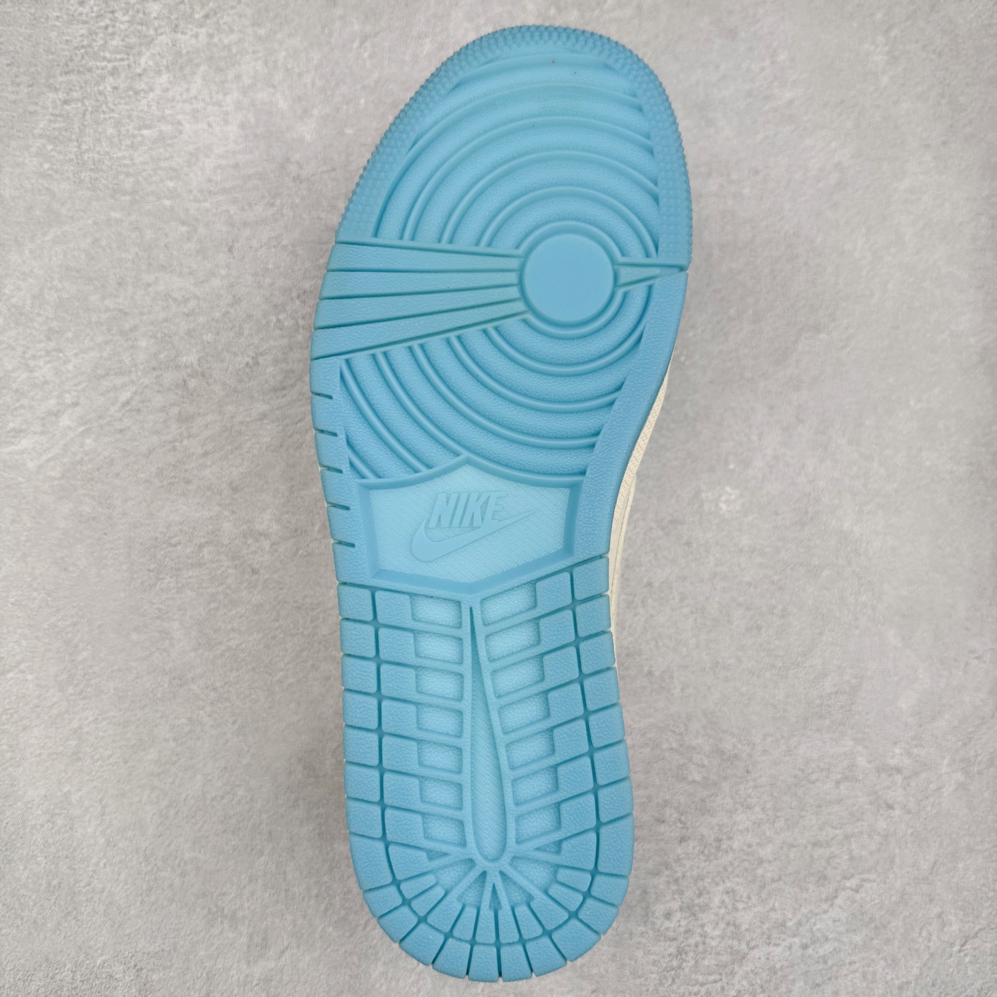 图片[9]-TS x Air Jordan AJ1 Low 倒钩低帮联名定制配色 XZ1658-001 原厂内置气垫魔块 A模大底 头层小牛皮 鞋舌AJ原厂专用牛津布+AJ专用反口珍珠布+原厂无杂质高弹内里海棉+特殊封边弹力鞋带 实拍调校N版已经零色差零失真 百分百还原实物色彩所见即所得 不存在货不对板色差等低级问题 选购参考实物拍摄 不混卖不参货 只用心做好货严格选品 承诺混一赔十 尺码：36 36.5 37.5 38 38.5 39 40 40.5 41 42 42.5 43 44 44.5 45-选品中心