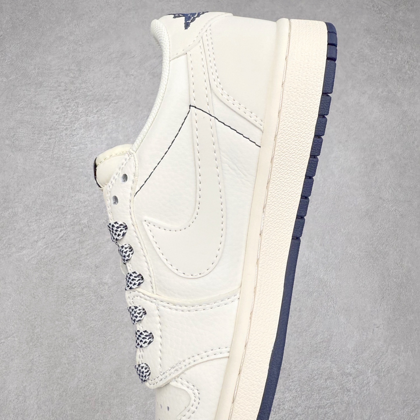 图片[7]-TS x Air Jordan AJ1 Low 倒钩低帮联名定制配色 XZ1268-003 原厂内置气垫魔块 A模大底 头层小牛皮 鞋舌AJ原厂专用牛津布+AJ专用反口珍珠布+原厂无杂质高弹内里海棉+特殊封边弹力鞋带 实拍调校N版已经零色差零失真 百分百还原实物色彩所见即所得 不存在货不对板色差等低级问题 选购参考实物拍摄 不混卖不参货 只用心做好货严格选品 承诺混一赔十 尺码：36 36.5 37.5 38 38.5 39 40 40.5 41 42 42.5 43 44 44.5 45-选品中心