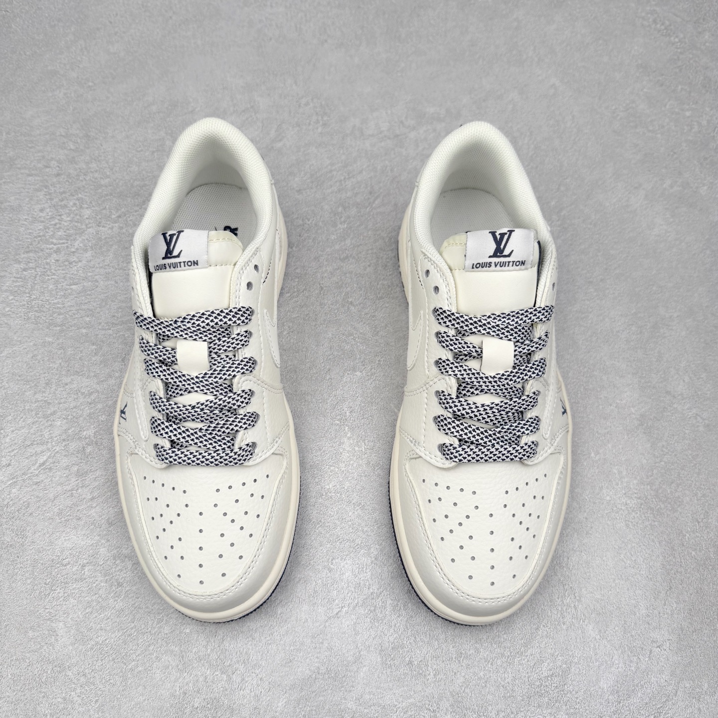 图片[2]-TS x Air Jordan AJ1 Low 倒钩低帮联名定制配色 XZ1268-003 原厂内置气垫魔块 A模大底 头层小牛皮 鞋舌AJ原厂专用牛津布+AJ专用反口珍珠布+原厂无杂质高弹内里海棉+特殊封边弹力鞋带 实拍调校N版已经零色差零失真 百分百还原实物色彩所见即所得 不存在货不对板色差等低级问题 选购参考实物拍摄 不混卖不参货 只用心做好货严格选品 承诺混一赔十 尺码：36 36.5 37.5 38 38.5 39 40 40.5 41 42 42.5 43 44 44.5 45-选品中心