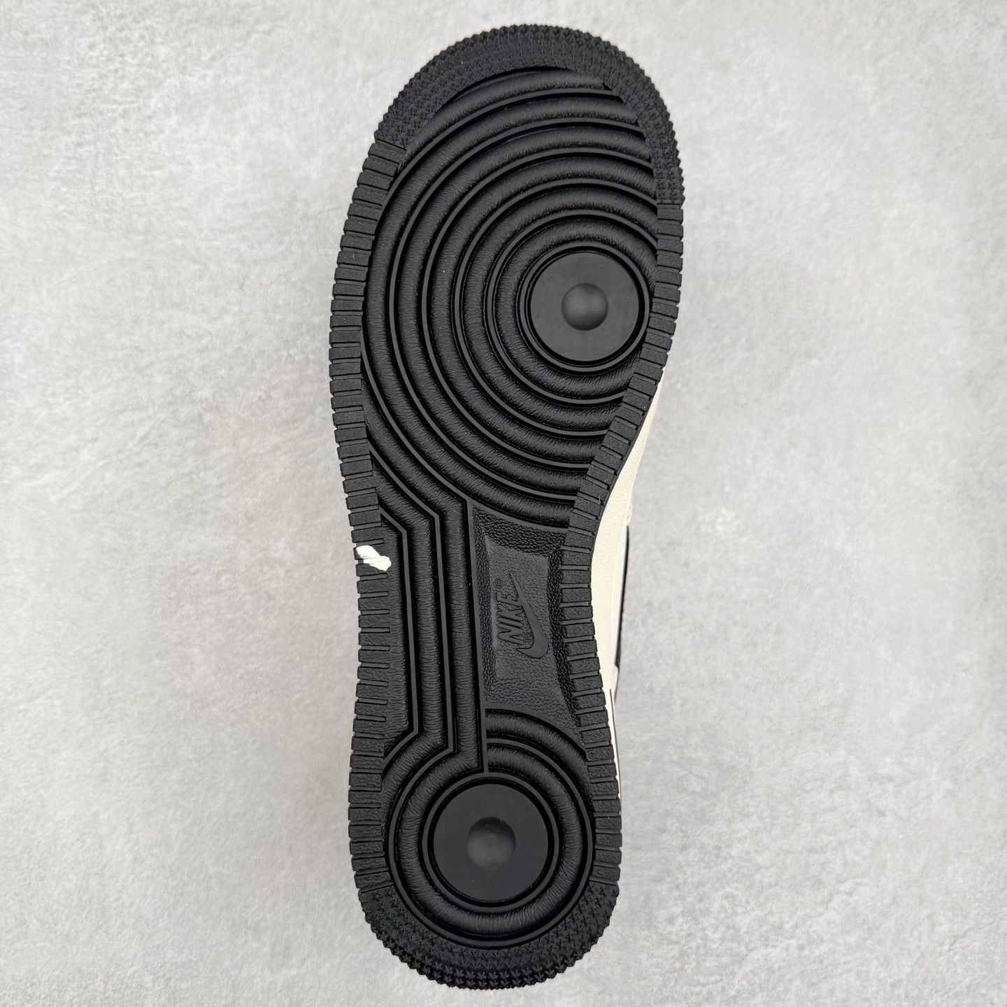 图片[9]-NK Air Force 1´07 Low 空军一号低帮百搭休闲运动板鞋 SM6668-105 柔软、弹性十足的缓震性能和出色的中底设计 横跨复古与现代的外型结合 造就出风靡全球 三十多年的Force 1 直到今天还深受青睐 实拍调校N版已经零色差零失真 百分百还原实物色彩所见即所得 不存在货不对板色差等低级问题 选购参考实物拍摄 不混卖不参货 只用心做好货严格选品 承诺混一赔十 尺码：36 36.5 37.5 38 38.5 39 40 40.5 41 42 42.5 43 44 44.5 45-选品中心