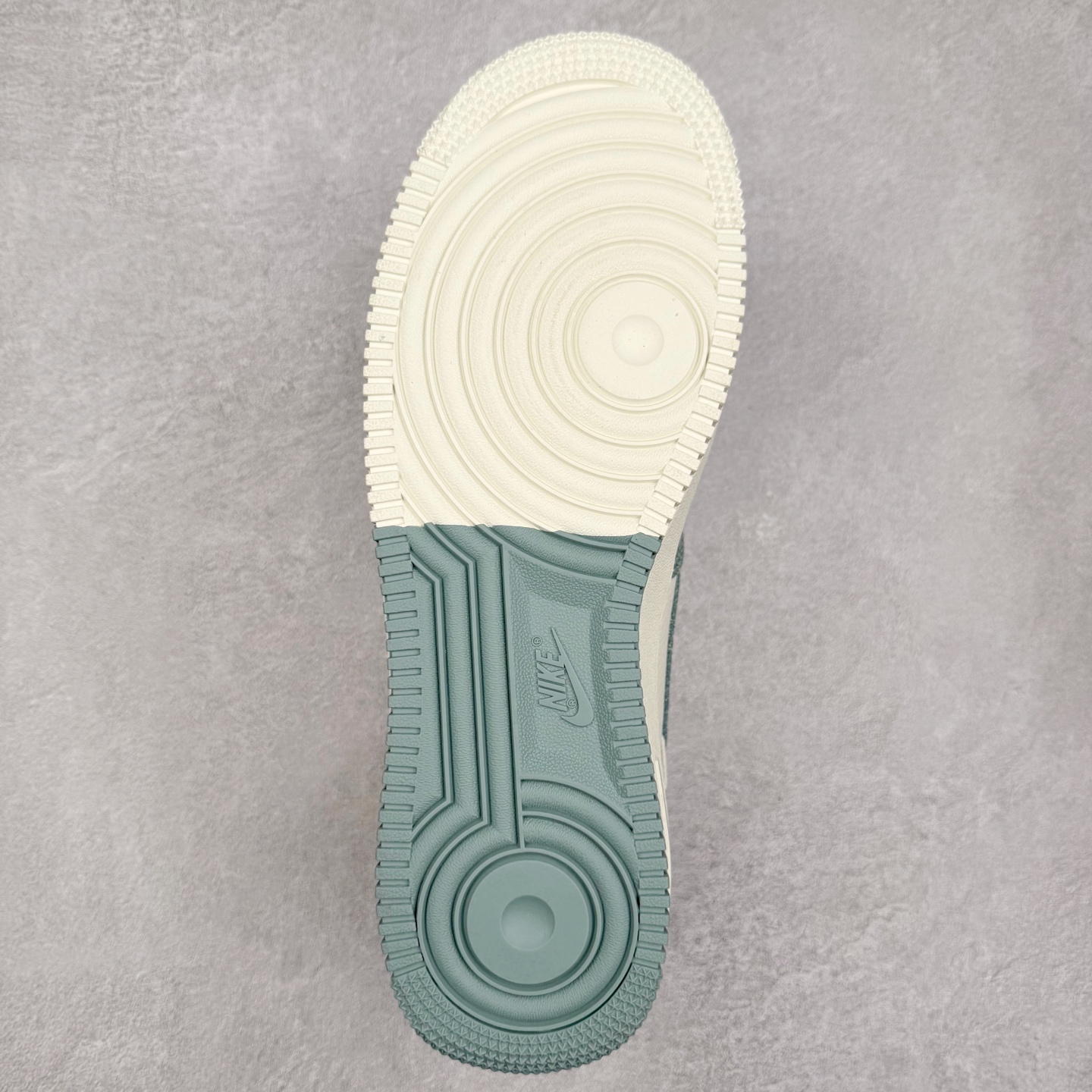 图片[9]-NK Air Force 1´07 Low 空军一号低帮百搭休闲运动板鞋 SC0601-554 柔软、弹性十足的缓震性能和出色的中底设计 横跨复古与现代的外型结合 造就出风靡全球 三十多年的Force 1 直到今天还深受青睐 实拍调校N版已经零色差零失真 百分百还原实物色彩所见即所得 不存在货不对板色差等低级问题 选购参考实物拍摄 不混卖不参货 只用心做好货严格选品 承诺混一赔十 尺码：36 36.5 37.5 38 38.5 39 40 40.5 41 42 42.5 43 44 44.5 45-选品中心