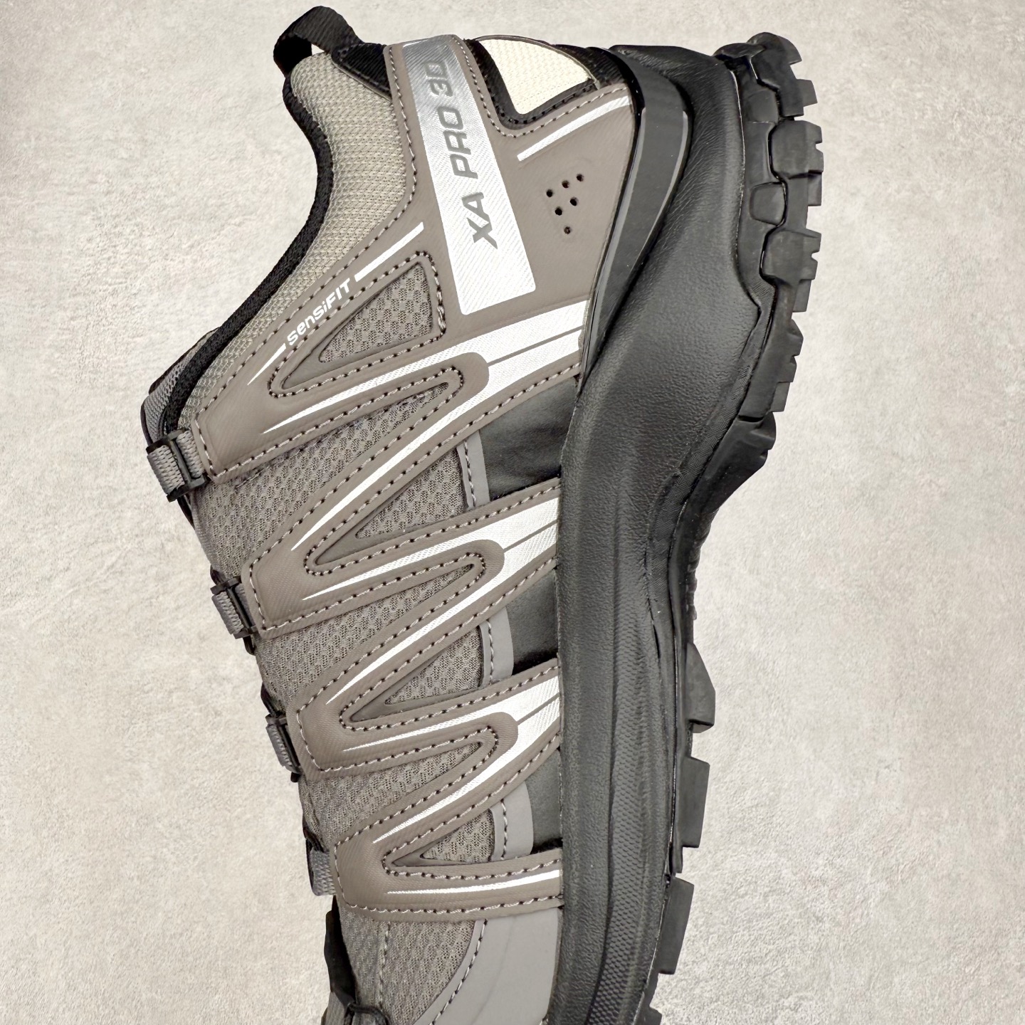 图片[7]-＃C版 SALOMON XA Pro 3D ADV 萨洛蒙潮流越野机能户外功能鞋 纯原外贸平台特供订单 耗时半年巨作 全套原纸板楦头开发 原厂特供网布配套加持 确保原汁原味 完美呈现版型 原档数据独家私模五层组合大底 原装Ortholite轻量化鞋垫 中底布带钢印编号 原厂TPU锁扣 进口港宝加持 后跟自然饱满 还原公司包裹性 鞋面采用SENSIFT贴合技术 全方位贴合包裹脚型 鞋跟部鞋底牵引设计 提供强大的抓地性能 更适应野外崎岖不平的道路 其3D ADVANCED CHASSIS底盘 材料轻量大化 钉齿设计更具稳定性 防护性 鞋底易磨损区运用CONTAGRIP高耐磨材料 应对城市硬质路面长距离跑考验 尺码：36 36.5 37.5 38 38.5 39 40 40.5 41 42 42.5 43 44 44.5 45-选品中心