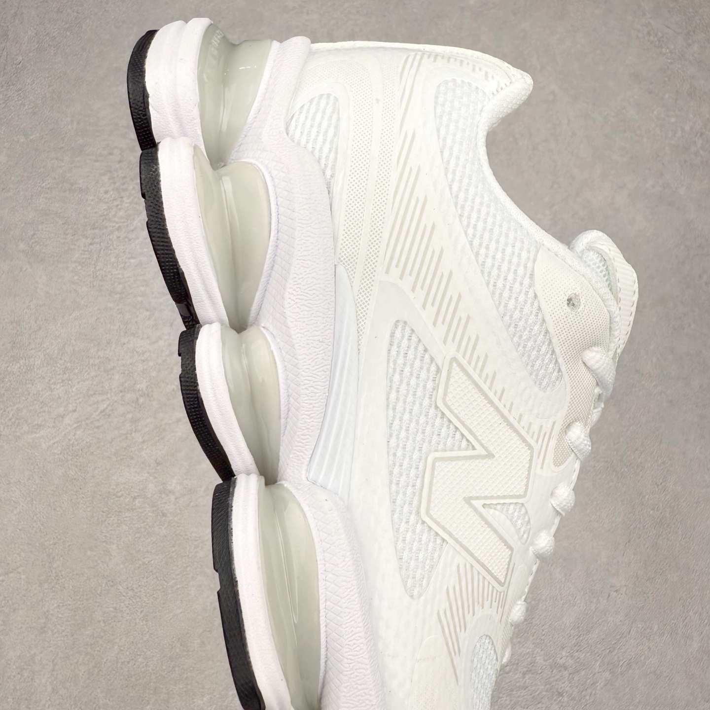 图片[6]-New Balance NB2000 舒适百搭防滑耐磨低帮 休闲跑步鞋 New Balance 在近两年的球鞋市场屡出奇招，在经典鞋型保持进一步增长的同时，推出的每一款新鞋型也都有傲人的战绩。在 327、9060 等鞋型获得成功之后，今天 New Balance 家族又迎来了新鲜血液的注入。这双 New Balance 2000 依然是融合了新旧元素的跑鞋造型，命名为 2000，或许是它的设计理念有着 Y2K 的血统。最大的亮点，在于这双鞋的中底。外侧以五个 ABZORB 单元，带来极具辨识度和冲击力的视觉效果，让这双鞋在外观和脚感方面都颇具吸引力。尺码：36 37 37.5 38 38.5 39 40 40.5 41 42 42.5 43 44 45 46-选品中心