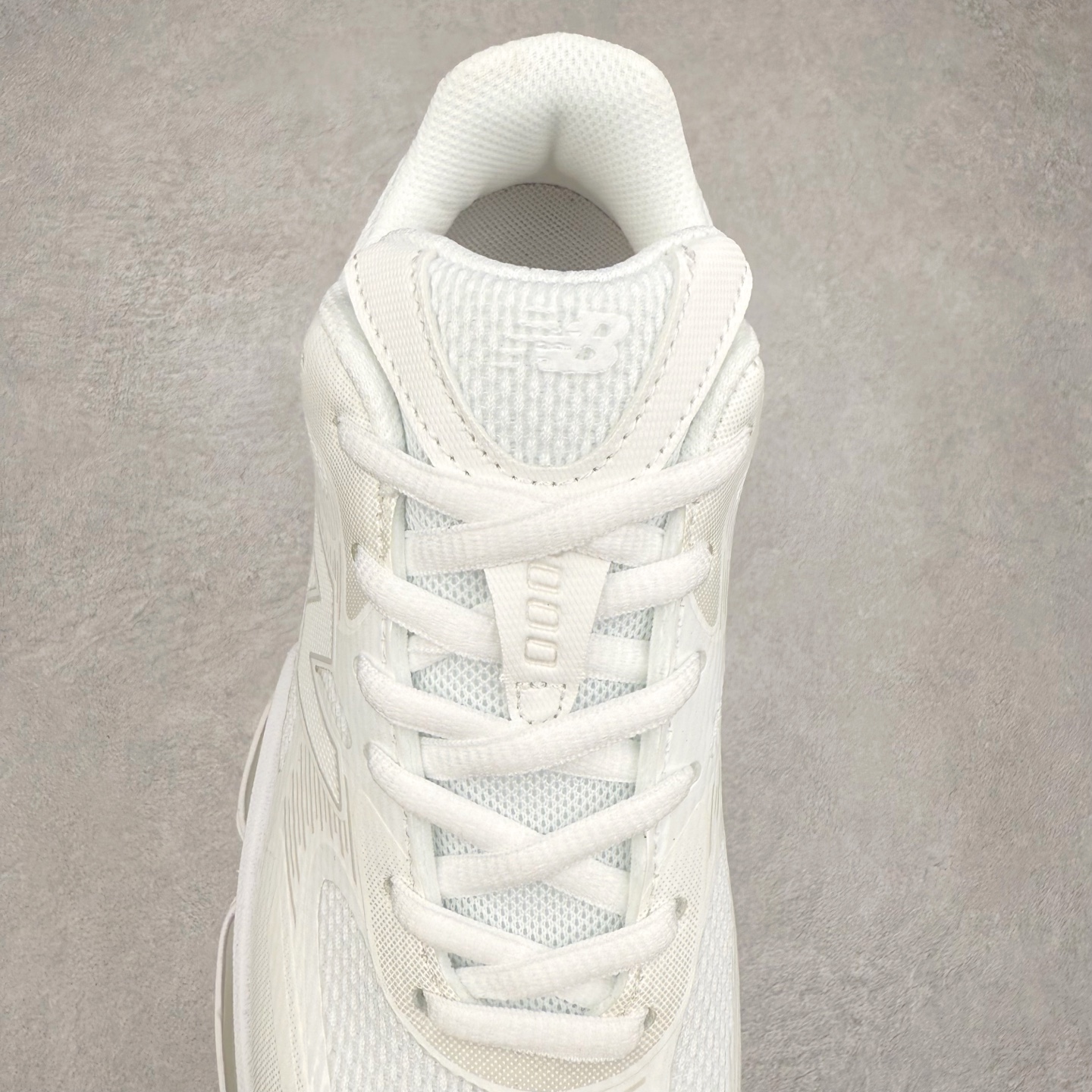 图片[5]-New Balance NB2000 舒适百搭防滑耐磨低帮 休闲跑步鞋 New Balance 在近两年的球鞋市场屡出奇招，在经典鞋型保持进一步增长的同时，推出的每一款新鞋型也都有傲人的战绩。在 327、9060 等鞋型获得成功之后，今天 New Balance 家族又迎来了新鲜血液的注入。这双 New Balance 2000 依然是融合了新旧元素的跑鞋造型，命名为 2000，或许是它的设计理念有着 Y2K 的血统。最大的亮点，在于这双鞋的中底。外侧以五个 ABZORB 单元，带来极具辨识度和冲击力的视觉效果，让这双鞋在外观和脚感方面都颇具吸引力。尺码：36 37 37.5 38 38.5 39 40 40.5 41 42 42.5 43 44 45 46-选品中心