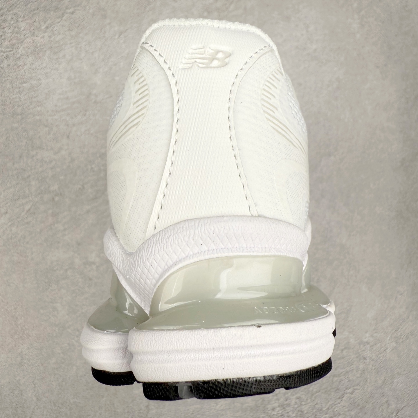 图片[8]-New Balance NB2000 舒适百搭防滑耐磨低帮 休闲跑步鞋 New Balance 在近两年的球鞋市场屡出奇招，在经典鞋型保持进一步增长的同时，推出的每一款新鞋型也都有傲人的战绩。在 327、9060 等鞋型获得成功之后，今天 New Balance 家族又迎来了新鲜血液的注入。这双 New Balance 2000 依然是融合了新旧元素的跑鞋造型，命名为 2000，或许是它的设计理念有着 Y2K 的血统。最大的亮点，在于这双鞋的中底。外侧以五个 ABZORB 单元，带来极具辨识度和冲击力的视觉效果，让这双鞋在外观和脚感方面都颇具吸引力。尺码：36 37 37.5 38 38.5 39 40 40.5 41 42 42.5 43 44 45 46-选品中心