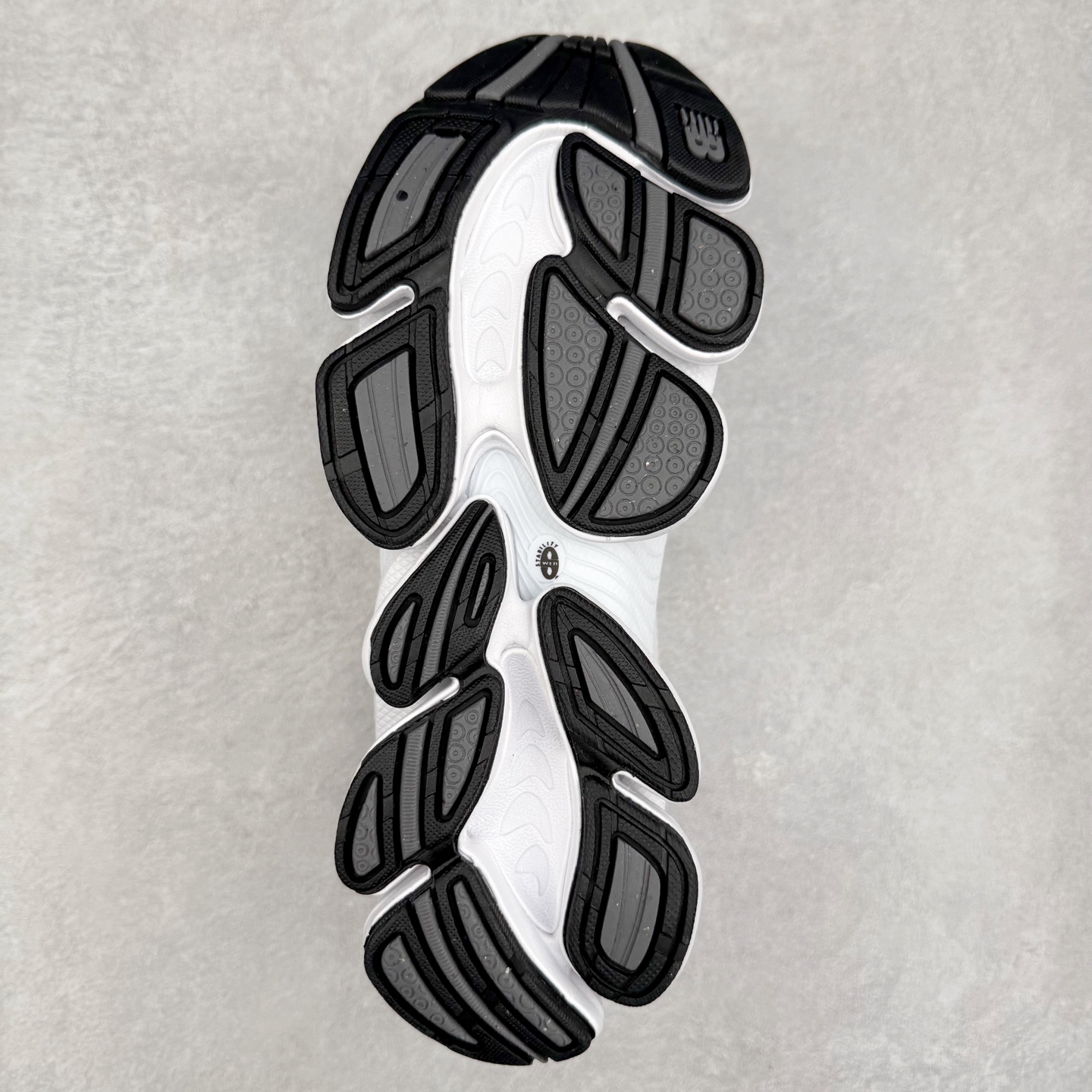 图片[9]-New Balance NB2000 舒适百搭防滑耐磨低帮 休闲跑步鞋 New Balance 在近两年的球鞋市场屡出奇招，在经典鞋型保持进一步增长的同时，推出的每一款新鞋型也都有傲人的战绩。在 327、9060 等鞋型获得成功之后，今天 New Balance 家族又迎来了新鲜血液的注入。这双 New Balance 2000 依然是融合了新旧元素的跑鞋造型，命名为 2000，或许是它的设计理念有着 Y2K 的血统。最大的亮点，在于这双鞋的中底。外侧以五个 ABZORB 单元，带来极具辨识度和冲击力的视觉效果，让这双鞋在外观和脚感方面都颇具吸引力。尺码：36 37 37.5 38 38.5 39 40 40.5 41 42 42.5 43 44 45 46-选品中心