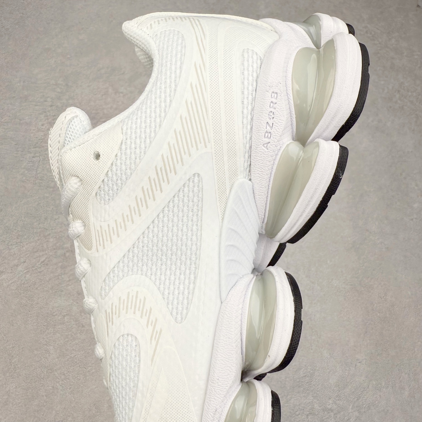 图片[7]-New Balance NB2000 舒适百搭防滑耐磨低帮 休闲跑步鞋 New Balance 在近两年的球鞋市场屡出奇招，在经典鞋型保持进一步增长的同时，推出的每一款新鞋型也都有傲人的战绩。在 327、9060 等鞋型获得成功之后，今天 New Balance 家族又迎来了新鲜血液的注入。这双 New Balance 2000 依然是融合了新旧元素的跑鞋造型，命名为 2000，或许是它的设计理念有着 Y2K 的血统。最大的亮点，在于这双鞋的中底。外侧以五个 ABZORB 单元，带来极具辨识度和冲击力的视觉效果，让这双鞋在外观和脚感方面都颇具吸引力。尺码：36 37 37.5 38 38.5 39 40 40.5 41 42 42.5 43 44 45 46-选品中心