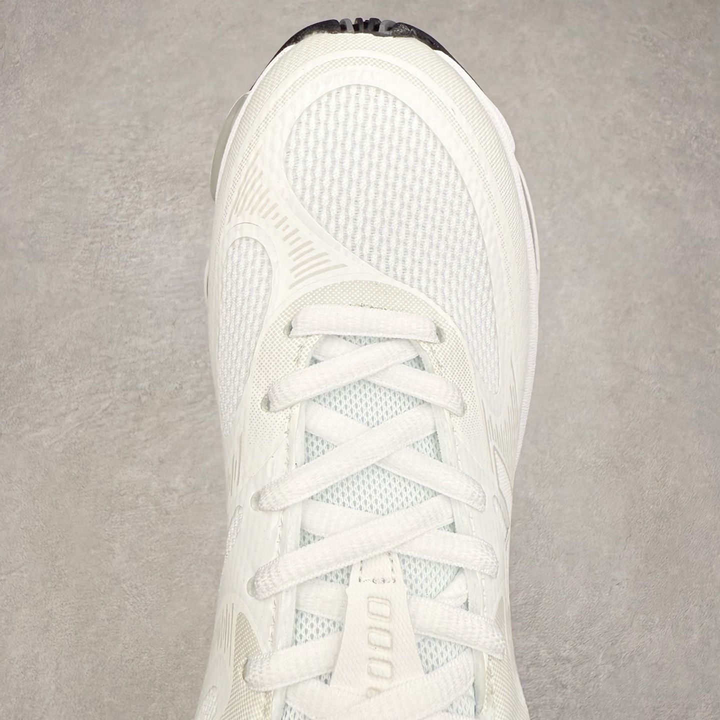 图片[4]-New Balance NB2000 舒适百搭防滑耐磨低帮 休闲跑步鞋 New Balance 在近两年的球鞋市场屡出奇招，在经典鞋型保持进一步增长的同时，推出的每一款新鞋型也都有傲人的战绩。在 327、9060 等鞋型获得成功之后，今天 New Balance 家族又迎来了新鲜血液的注入。这双 New Balance 2000 依然是融合了新旧元素的跑鞋造型，命名为 2000，或许是它的设计理念有着 Y2K 的血统。最大的亮点，在于这双鞋的中底。外侧以五个 ABZORB 单元，带来极具辨识度和冲击力的视觉效果，让这双鞋在外观和脚感方面都颇具吸引力。尺码：36 37 37.5 38 38.5 39 40 40.5 41 42 42.5 43 44 45 46-选品中心