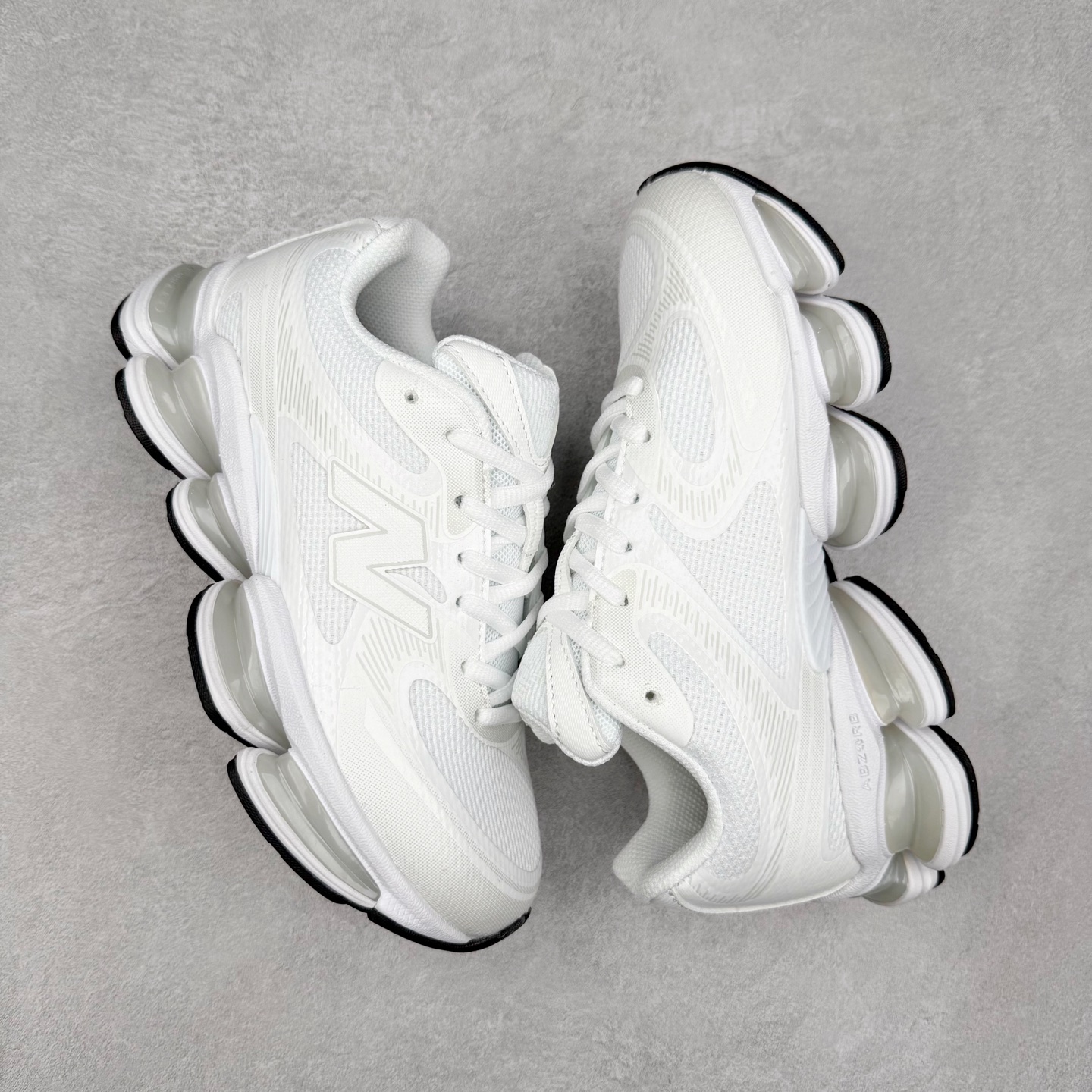 图片[3]-New Balance NB2000 舒适百搭防滑耐磨低帮 休闲跑步鞋 New Balance 在近两年的球鞋市场屡出奇招，在经典鞋型保持进一步增长的同时，推出的每一款新鞋型也都有傲人的战绩。在 327、9060 等鞋型获得成功之后，今天 New Balance 家族又迎来了新鲜血液的注入。这双 New Balance 2000 依然是融合了新旧元素的跑鞋造型，命名为 2000，或许是它的设计理念有着 Y2K 的血统。最大的亮点，在于这双鞋的中底。外侧以五个 ABZORB 单元，带来极具辨识度和冲击力的视觉效果，让这双鞋在外观和脚感方面都颇具吸引力。尺码：36 37 37.5 38 38.5 39 40 40.5 41 42 42.5 43 44 45 46-选品中心