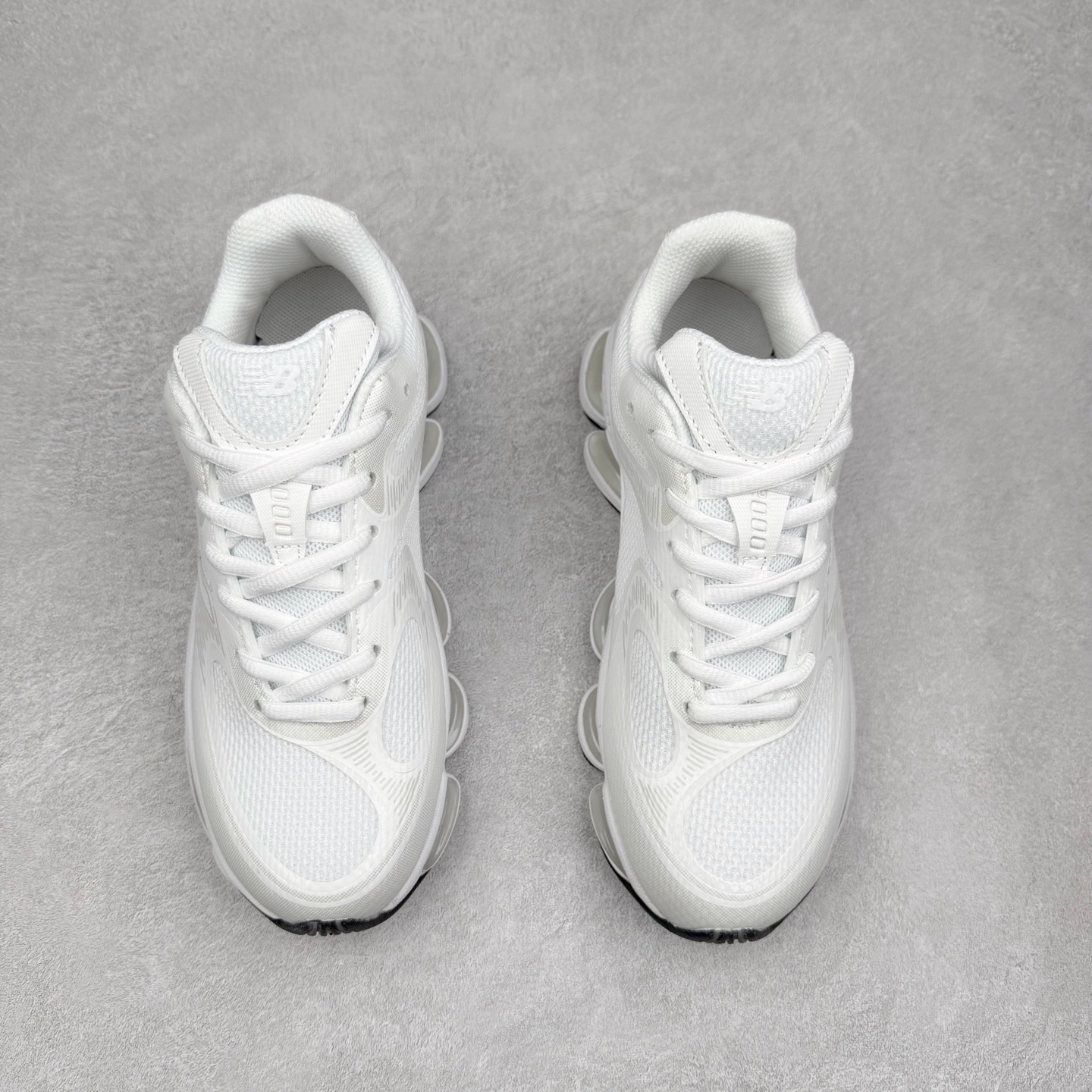 图片[2]-New Balance NB2000 舒适百搭防滑耐磨低帮 休闲跑步鞋 New Balance 在近两年的球鞋市场屡出奇招，在经典鞋型保持进一步增长的同时，推出的每一款新鞋型也都有傲人的战绩。在 327、9060 等鞋型获得成功之后，今天 New Balance 家族又迎来了新鲜血液的注入。这双 New Balance 2000 依然是融合了新旧元素的跑鞋造型，命名为 2000，或许是它的设计理念有着 Y2K 的血统。最大的亮点，在于这双鞋的中底。外侧以五个 ABZORB 单元，带来极具辨识度和冲击力的视觉效果，让这双鞋在外观和脚感方面都颇具吸引力。尺码：36 37 37.5 38 38.5 39 40 40.5 41 42 42.5 43 44 45 46-选品中心