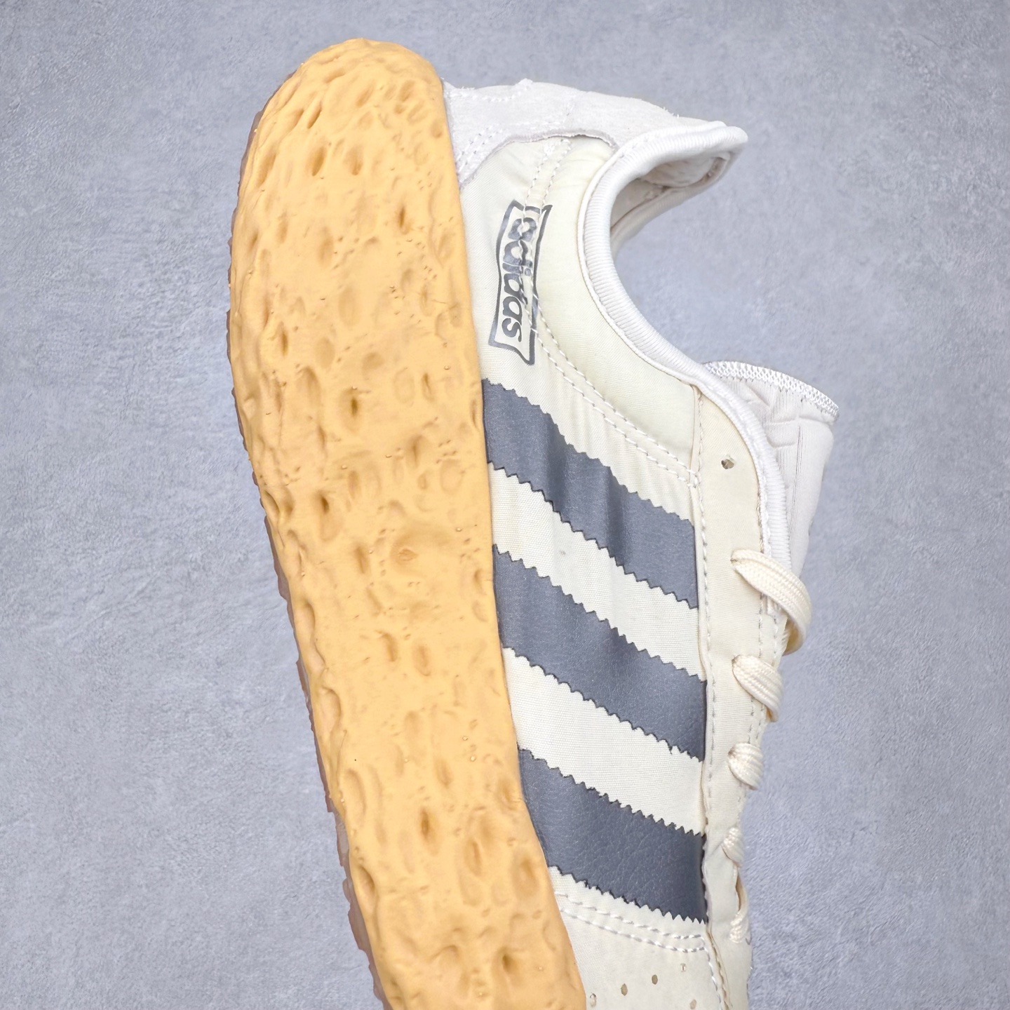 图片[6]-AD Originals Zponge 舒适百搭耐磨透气轻便低帮休闲城市通勤跑步鞋 JH8110 这款 Zponge经典运动鞋，旨在伴你悠然漫步城市街头。搭载海绵状中底，力求带来如履云端的舒适脚感，助你自在探索前路。采用锦纶和网眼布混搭鞋面，助双脚保持舒爽、畅快前行。另配半透明外底，助你扎实踩地、自信变向。想要舒适与时尚兼备？这款单品正是理想之选。实拍调校N版已经零色差零失真 百分百还原实物色彩所见即所得 不存在货不对板色差等低级问题 选购参考实物拍摄 不混卖不参货 只用心做好货严格选品 承诺混一赔十 尺码：40 40.5 41 42 42.5 43 44 44.5 45-选品中心