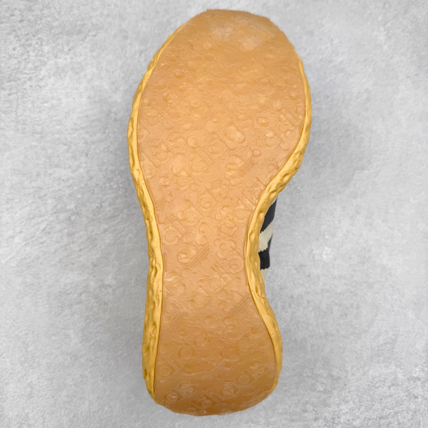 图片[9]-AD Originals Zponge 舒适百搭耐磨透气轻便低帮休闲城市通勤跑步鞋 JH8110 这款 Zponge经典运动鞋，旨在伴你悠然漫步城市街头。搭载海绵状中底，力求带来如履云端的舒适脚感，助你自在探索前路。采用锦纶和网眼布混搭鞋面，助双脚保持舒爽、畅快前行。另配半透明外底，助你扎实踩地、自信变向。想要舒适与时尚兼备？这款单品正是理想之选。实拍调校N版已经零色差零失真 百分百还原实物色彩所见即所得 不存在货不对板色差等低级问题 选购参考实物拍摄 不混卖不参货 只用心做好货严格选品 承诺混一赔十 尺码：40 40.5 41 42 42.5 43 44 44.5 45-选品中心