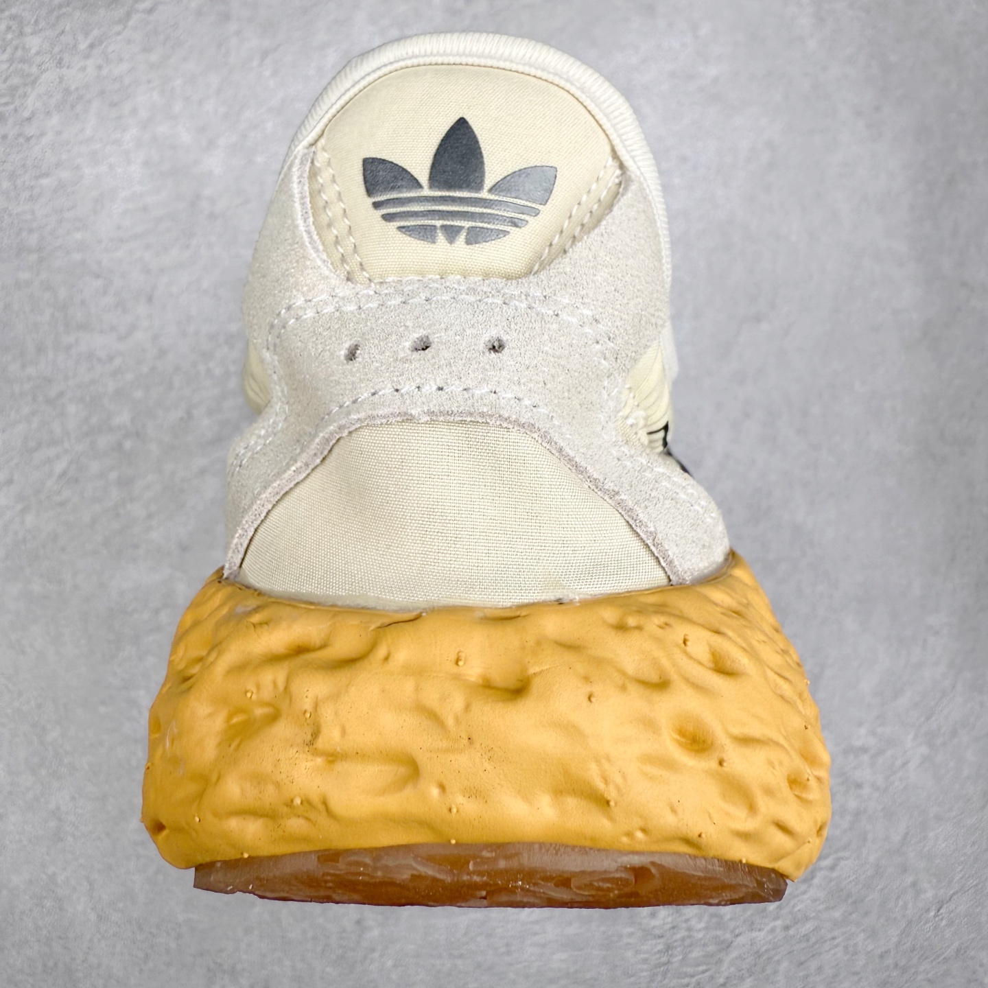 图片[8]-AD Originals Zponge 舒适百搭耐磨透气轻便低帮休闲城市通勤跑步鞋 JH8110 这款 Zponge经典运动鞋，旨在伴你悠然漫步城市街头。搭载海绵状中底，力求带来如履云端的舒适脚感，助你自在探索前路。采用锦纶和网眼布混搭鞋面，助双脚保持舒爽、畅快前行。另配半透明外底，助你扎实踩地、自信变向。想要舒适与时尚兼备？这款单品正是理想之选。实拍调校N版已经零色差零失真 百分百还原实物色彩所见即所得 不存在货不对板色差等低级问题 选购参考实物拍摄 不混卖不参货 只用心做好货严格选品 承诺混一赔十 尺码：40 40.5 41 42 42.5 43 44 44.5 45-选品中心