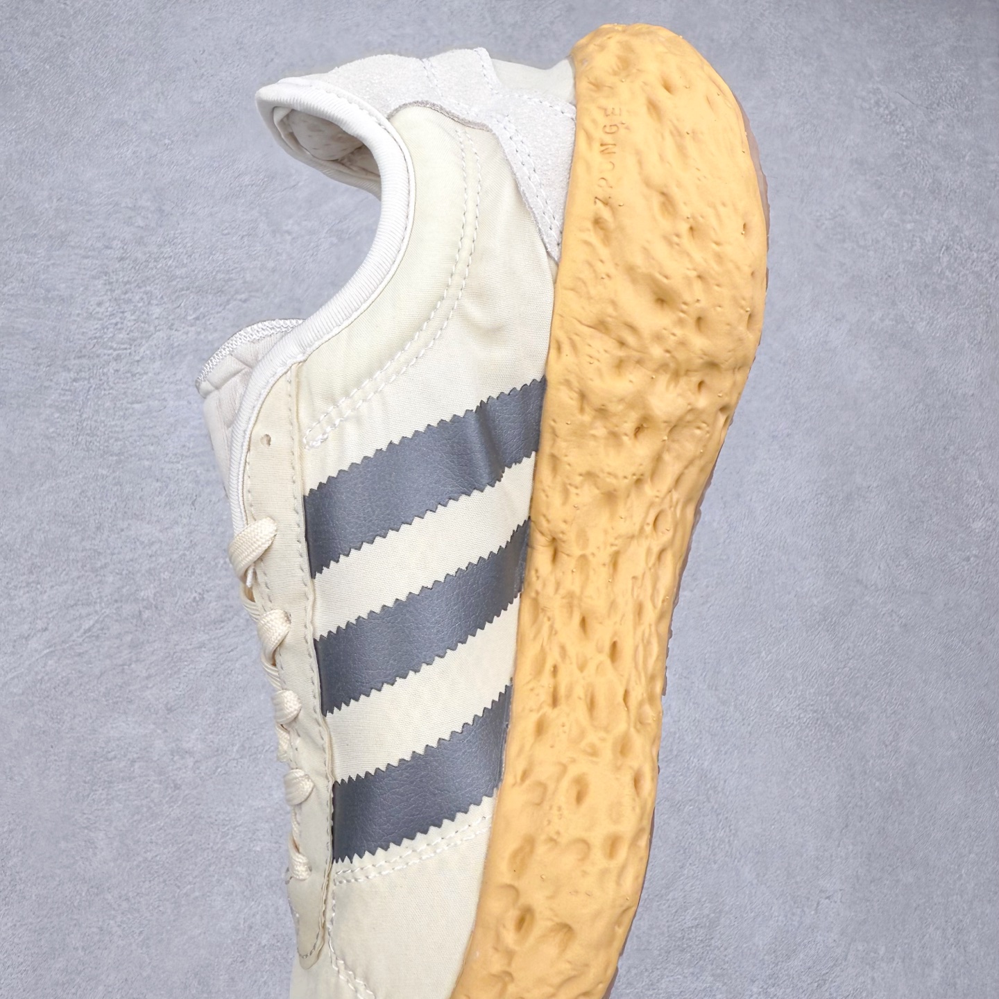 图片[7]-AD Originals Zponge 舒适百搭耐磨透气轻便低帮休闲城市通勤跑步鞋 JH8110 这款 Zponge经典运动鞋，旨在伴你悠然漫步城市街头。搭载海绵状中底，力求带来如履云端的舒适脚感，助你自在探索前路。采用锦纶和网眼布混搭鞋面，助双脚保持舒爽、畅快前行。另配半透明外底，助你扎实踩地、自信变向。想要舒适与时尚兼备？这款单品正是理想之选。实拍调校N版已经零色差零失真 百分百还原实物色彩所见即所得 不存在货不对板色差等低级问题 选购参考实物拍摄 不混卖不参货 只用心做好货严格选品 承诺混一赔十 尺码：40 40.5 41 42 42.5 43 44 44.5 45-选品中心