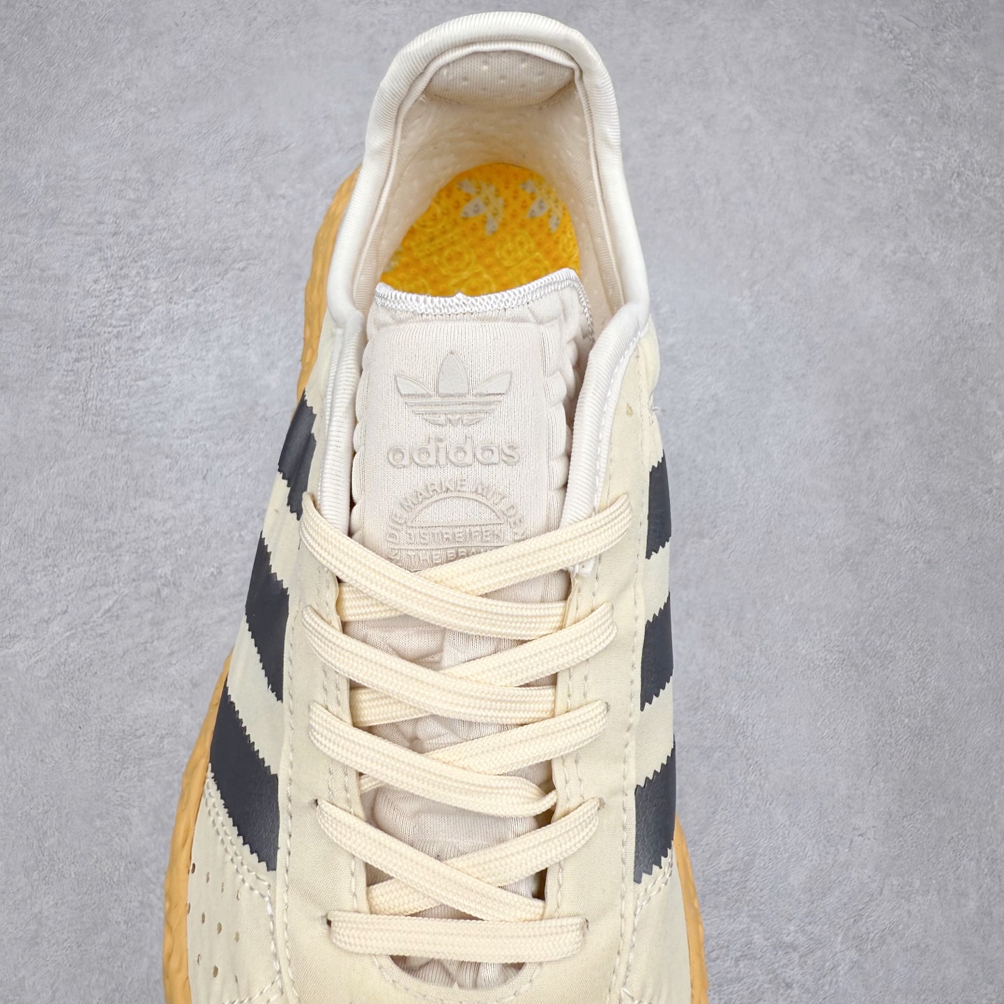 图片[5]-AD Originals Zponge 舒适百搭耐磨透气轻便低帮休闲城市通勤跑步鞋 JH8110 这款 Zponge经典运动鞋，旨在伴你悠然漫步城市街头。搭载海绵状中底，力求带来如履云端的舒适脚感，助你自在探索前路。采用锦纶和网眼布混搭鞋面，助双脚保持舒爽、畅快前行。另配半透明外底，助你扎实踩地、自信变向。想要舒适与时尚兼备？这款单品正是理想之选。实拍调校N版已经零色差零失真 百分百还原实物色彩所见即所得 不存在货不对板色差等低级问题 选购参考实物拍摄 不混卖不参货 只用心做好货严格选品 承诺混一赔十 尺码：40 40.5 41 42 42.5 43 44 44.5 45-选品中心