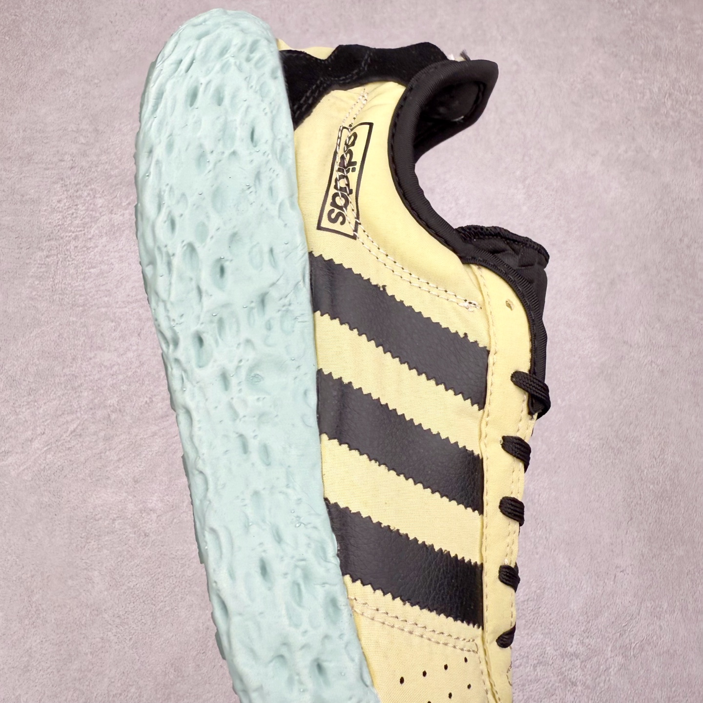 图片[6]-AD Originals Zponge 舒适百搭耐磨透气轻便低帮休闲城市通勤跑步鞋 JH81112 这款 Zponge经典运动鞋，旨在伴你悠然漫步城市街头。搭载海绵状中底，力求带来如履云端的舒适脚感，助你自在探索前路。采用锦纶和网眼布混搭鞋面，助双脚保持舒爽、畅快前行。另配半透明外底，助你扎实踩地、自信变向。想要舒适与时尚兼备？这款单品正是理想之选。实拍调校N版已经零色差零失真 百分百还原实物色彩所见即所得 不存在货不对板色差等低级问题 选购参考实物拍摄 不混卖不参货 只用心做好货严格选品 承诺混一赔十 尺码：40 40.5 41 42 42.5 43 44 44.5 45-选品中心