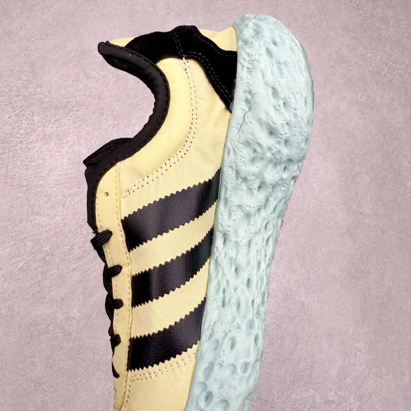 图片[7]-AD Originals Zponge 舒适百搭耐磨透气轻便低帮休闲城市通勤跑步鞋 JH81112 这款 Zponge经典运动鞋，旨在伴你悠然漫步城市街头。搭载海绵状中底，力求带来如履云端的舒适脚感，助你自在探索前路。采用锦纶和网眼布混搭鞋面，助双脚保持舒爽、畅快前行。另配半透明外底，助你扎实踩地、自信变向。想要舒适与时尚兼备？这款单品正是理想之选。实拍调校N版已经零色差零失真 百分百还原实物色彩所见即所得 不存在货不对板色差等低级问题 选购参考实物拍摄 不混卖不参货 只用心做好货严格选品 承诺混一赔十 尺码：40 40.5 41 42 42.5 43 44 44.5 45-选品中心