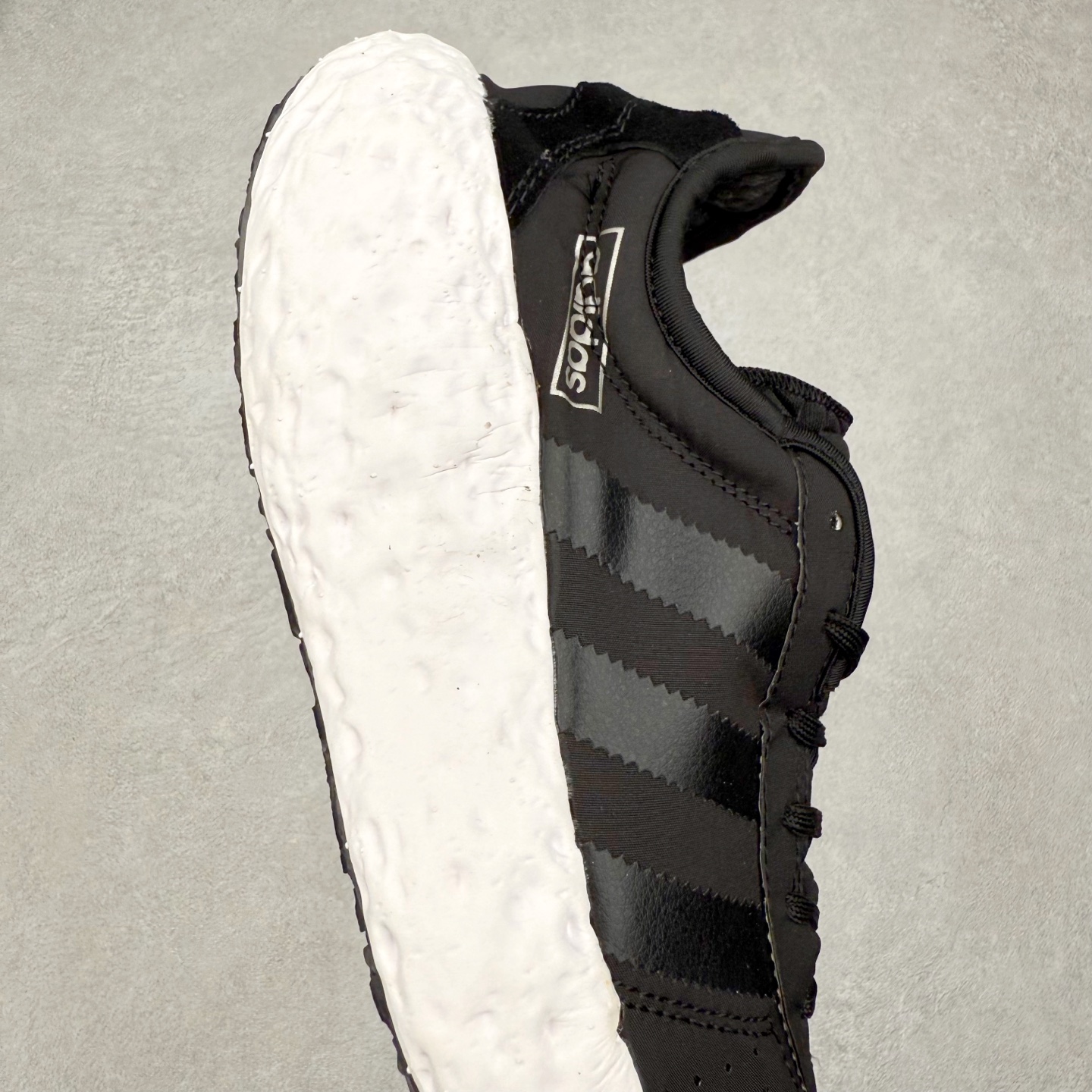 图片[6]-AD Originals Zponge 舒适百搭耐磨透气轻便低帮休闲城市通勤跑步鞋 JH8111 这款 Zponge经典运动鞋，旨在伴你悠然漫步城市街头。搭载海绵状中底，力求带来如履云端的舒适脚感，助你自在探索前路。采用锦纶和网眼布混搭鞋面，助双脚保持舒爽、畅快前行。另配半透明外底，助你扎实踩地、自信变向。想要舒适与时尚兼备？这款单品正是理想之选。实拍调校N版已经零色差零失真 百分百还原实物色彩所见即所得 不存在货不对板色差等低级问题 选购参考实物拍摄 不混卖不参货 只用心做好货严格选品 承诺混一赔十 尺码：40 40.5 41 42 42.5 43 44 44.5 45-选品中心