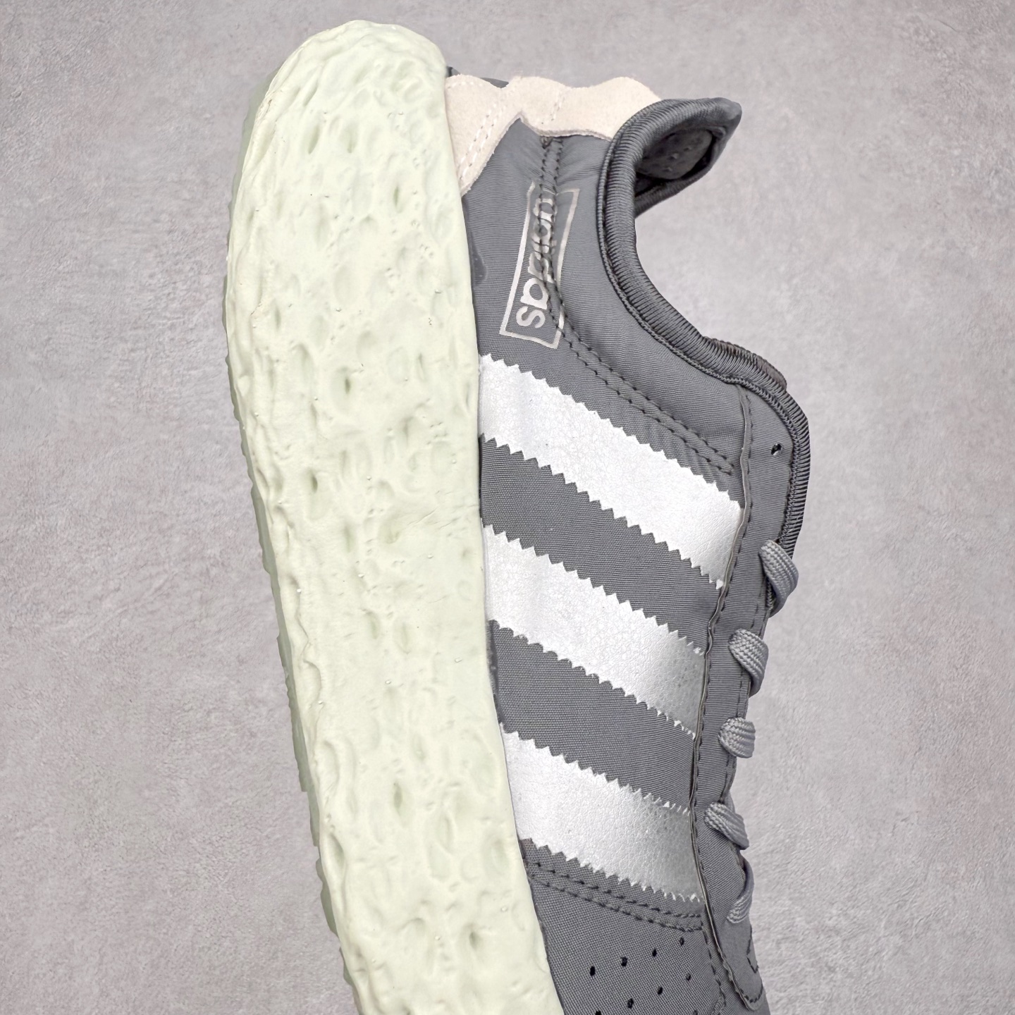 图片[6]-AD Originals Zponge 舒适百搭耐磨透气轻便低帮休闲城市通勤跑步鞋 JQ2547 这款 Zponge经典运动鞋，旨在伴你悠然漫步城市街头。搭载海绵状中底，力求带来如履云端的舒适脚感，助你自在探索前路。采用锦纶和网眼布混搭鞋面，助双脚保持舒爽、畅快前行。另配半透明外底，助你扎实踩地、自信变向。想要舒适与时尚兼备？这款单品正是理想之选。实拍调校N版已经零色差零失真 百分百还原实物色彩所见即所得 不存在货不对板色差等低级问题 选购参考实物拍摄 不混卖不参货 只用心做好货严格选品 承诺混一赔十 尺码：40 40.5 41 42 42.5 43 44 44.5 45-选品中心