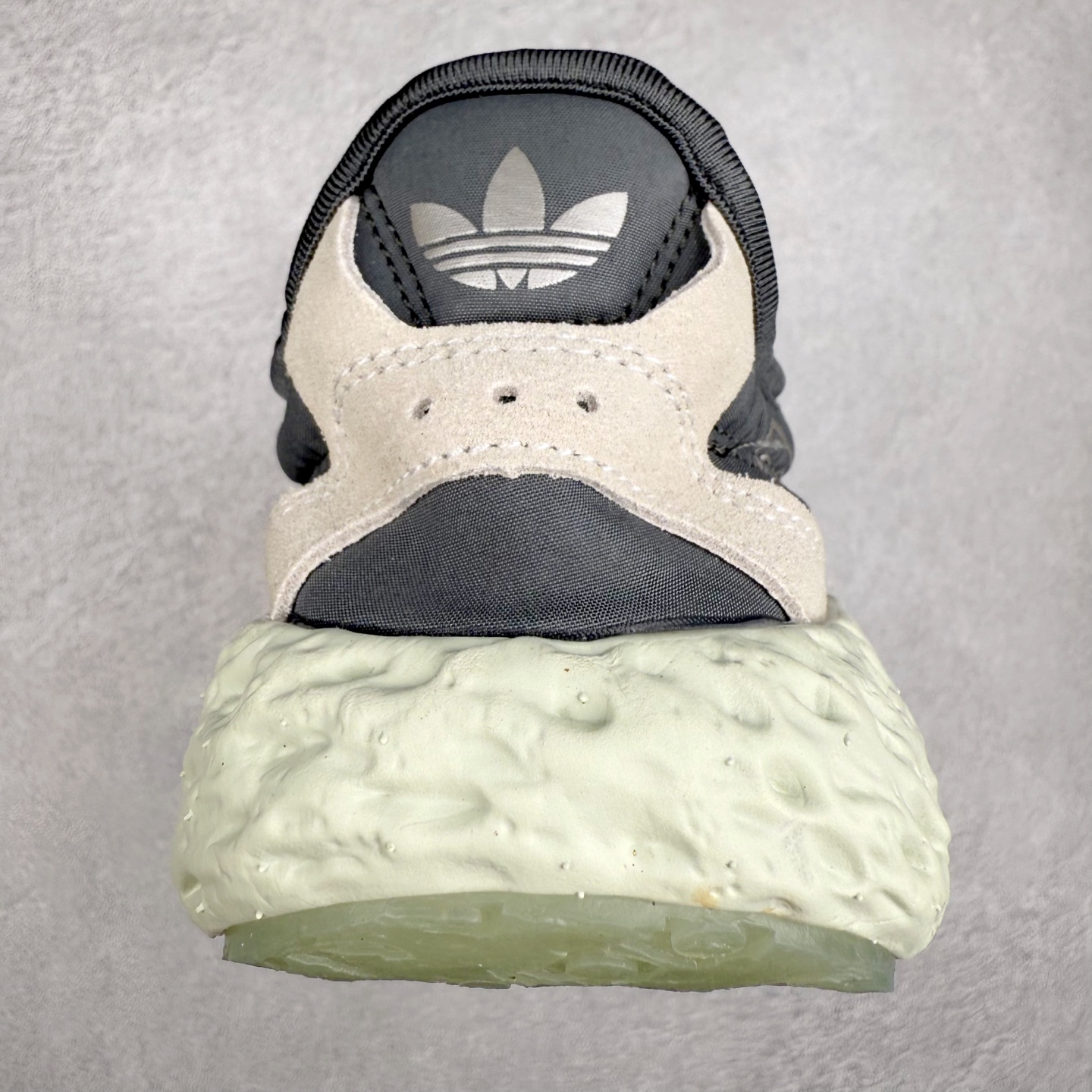 图片[8]-AD Originals Zponge 舒适百搭耐磨透气轻便低帮休闲城市通勤跑步鞋 JQ2547 这款 Zponge经典运动鞋，旨在伴你悠然漫步城市街头。搭载海绵状中底，力求带来如履云端的舒适脚感，助你自在探索前路。采用锦纶和网眼布混搭鞋面，助双脚保持舒爽、畅快前行。另配半透明外底，助你扎实踩地、自信变向。想要舒适与时尚兼备？这款单品正是理想之选。实拍调校N版已经零色差零失真 百分百还原实物色彩所见即所得 不存在货不对板色差等低级问题 选购参考实物拍摄 不混卖不参货 只用心做好货严格选品 承诺混一赔十 尺码：40 40.5 41 42 42.5 43 44 44.5 45-选品中心