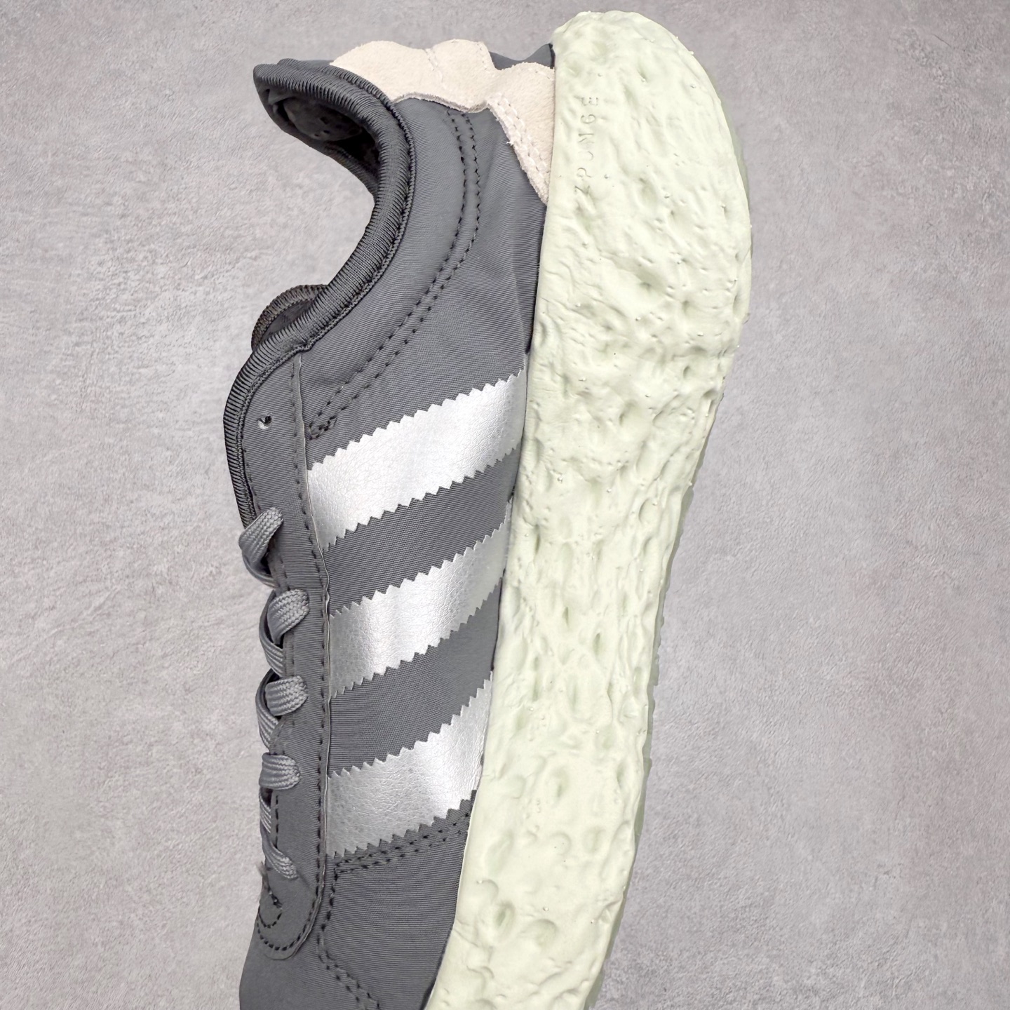 图片[7]-AD Originals Zponge 舒适百搭耐磨透气轻便低帮休闲城市通勤跑步鞋 JQ2547 这款 Zponge经典运动鞋，旨在伴你悠然漫步城市街头。搭载海绵状中底，力求带来如履云端的舒适脚感，助你自在探索前路。采用锦纶和网眼布混搭鞋面，助双脚保持舒爽、畅快前行。另配半透明外底，助你扎实踩地、自信变向。想要舒适与时尚兼备？这款单品正是理想之选。实拍调校N版已经零色差零失真 百分百还原实物色彩所见即所得 不存在货不对板色差等低级问题 选购参考实物拍摄 不混卖不参货 只用心做好货严格选品 承诺混一赔十 尺码：40 40.5 41 42 42.5 43 44 44.5 45-选品中心