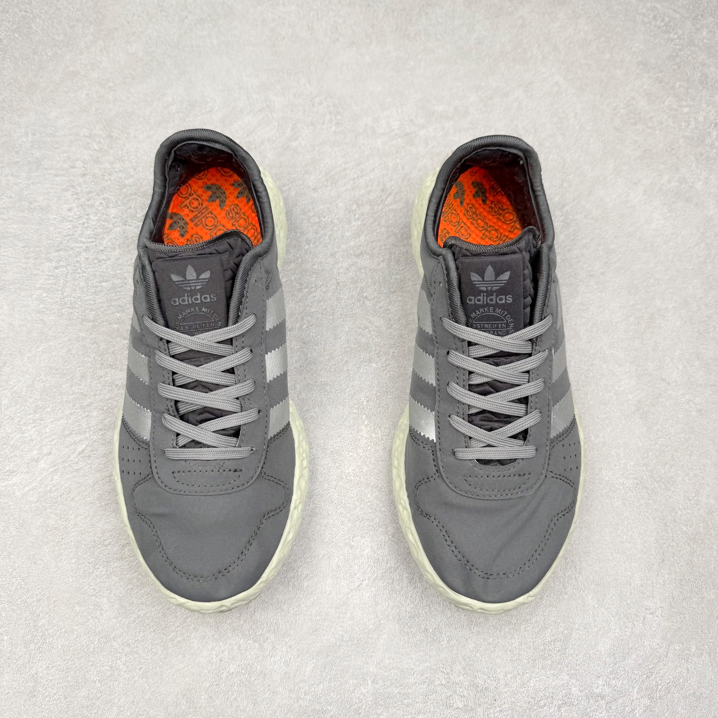 图片[2]-AD Originals Zponge 舒适百搭耐磨透气轻便低帮休闲城市通勤跑步鞋 JQ2547 这款 Zponge经典运动鞋，旨在伴你悠然漫步城市街头。搭载海绵状中底，力求带来如履云端的舒适脚感，助你自在探索前路。采用锦纶和网眼布混搭鞋面，助双脚保持舒爽、畅快前行。另配半透明外底，助你扎实踩地、自信变向。想要舒适与时尚兼备？这款单品正是理想之选。实拍调校N版已经零色差零失真 百分百还原实物色彩所见即所得 不存在货不对板色差等低级问题 选购参考实物拍摄 不混卖不参货 只用心做好货严格选品 承诺混一赔十 尺码：40 40.5 41 42 42.5 43 44 44.5 45-选品中心