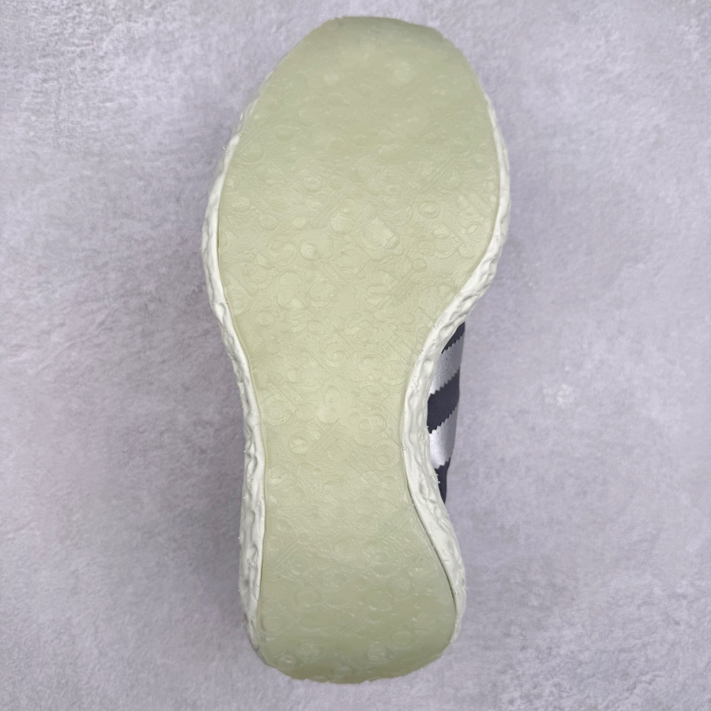 图片[9]-AD Originals Zponge 舒适百搭耐磨透气轻便低帮休闲城市通勤跑步鞋 JQ2547 这款 Zponge经典运动鞋，旨在伴你悠然漫步城市街头。搭载海绵状中底，力求带来如履云端的舒适脚感，助你自在探索前路。采用锦纶和网眼布混搭鞋面，助双脚保持舒爽、畅快前行。另配半透明外底，助你扎实踩地、自信变向。想要舒适与时尚兼备？这款单品正是理想之选。实拍调校N版已经零色差零失真 百分百还原实物色彩所见即所得 不存在货不对板色差等低级问题 选购参考实物拍摄 不混卖不参货 只用心做好货严格选品 承诺混一赔十 尺码：40 40.5 41 42 42.5 43 44 44.5 45-选品中心