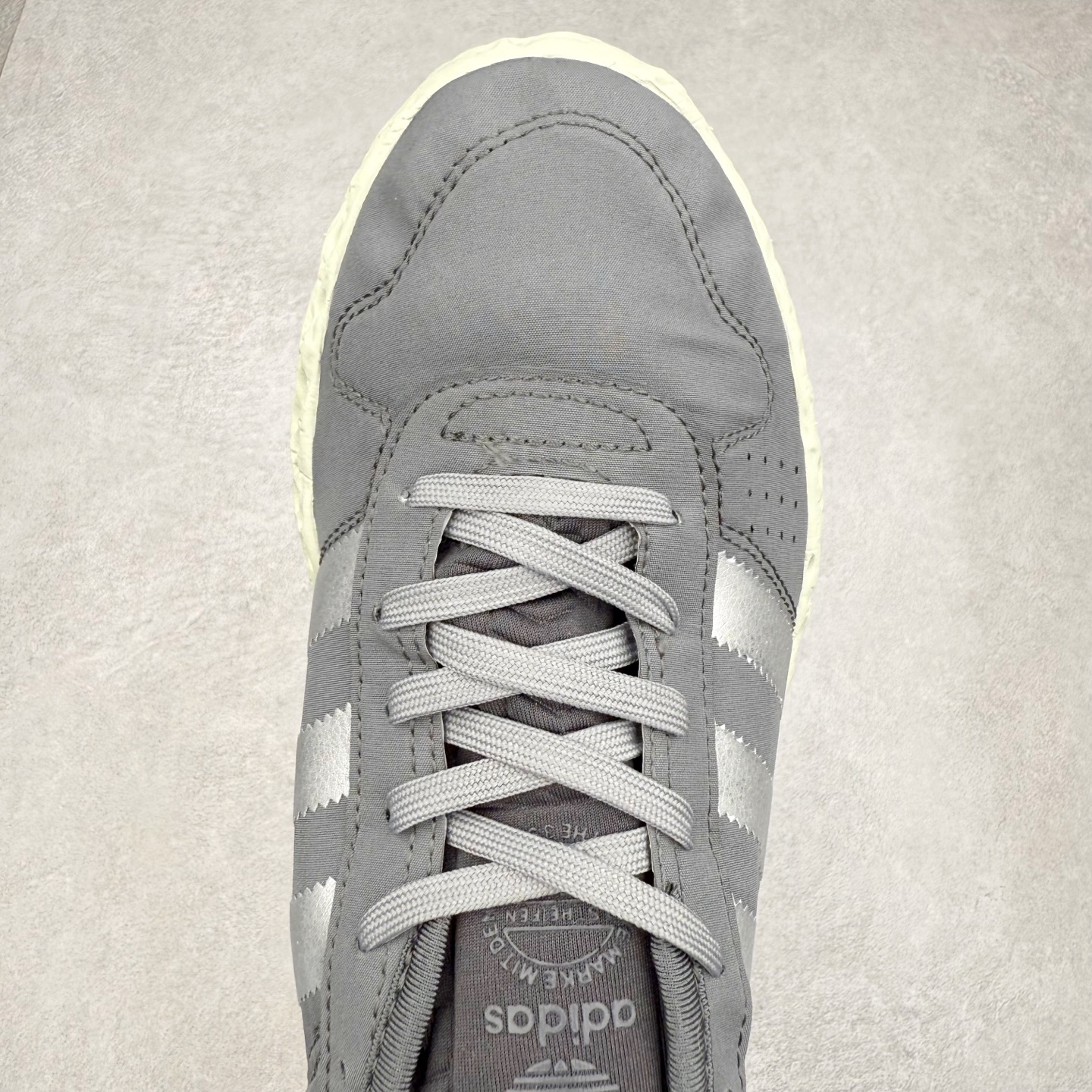 图片[4]-AD Originals Zponge 舒适百搭耐磨透气轻便低帮休闲城市通勤跑步鞋 JQ2547 这款 Zponge经典运动鞋，旨在伴你悠然漫步城市街头。搭载海绵状中底，力求带来如履云端的舒适脚感，助你自在探索前路。采用锦纶和网眼布混搭鞋面，助双脚保持舒爽、畅快前行。另配半透明外底，助你扎实踩地、自信变向。想要舒适与时尚兼备？这款单品正是理想之选。实拍调校N版已经零色差零失真 百分百还原实物色彩所见即所得 不存在货不对板色差等低级问题 选购参考实物拍摄 不混卖不参货 只用心做好货严格选品 承诺混一赔十 尺码：40 40.5 41 42 42.5 43 44 44.5 45-选品中心