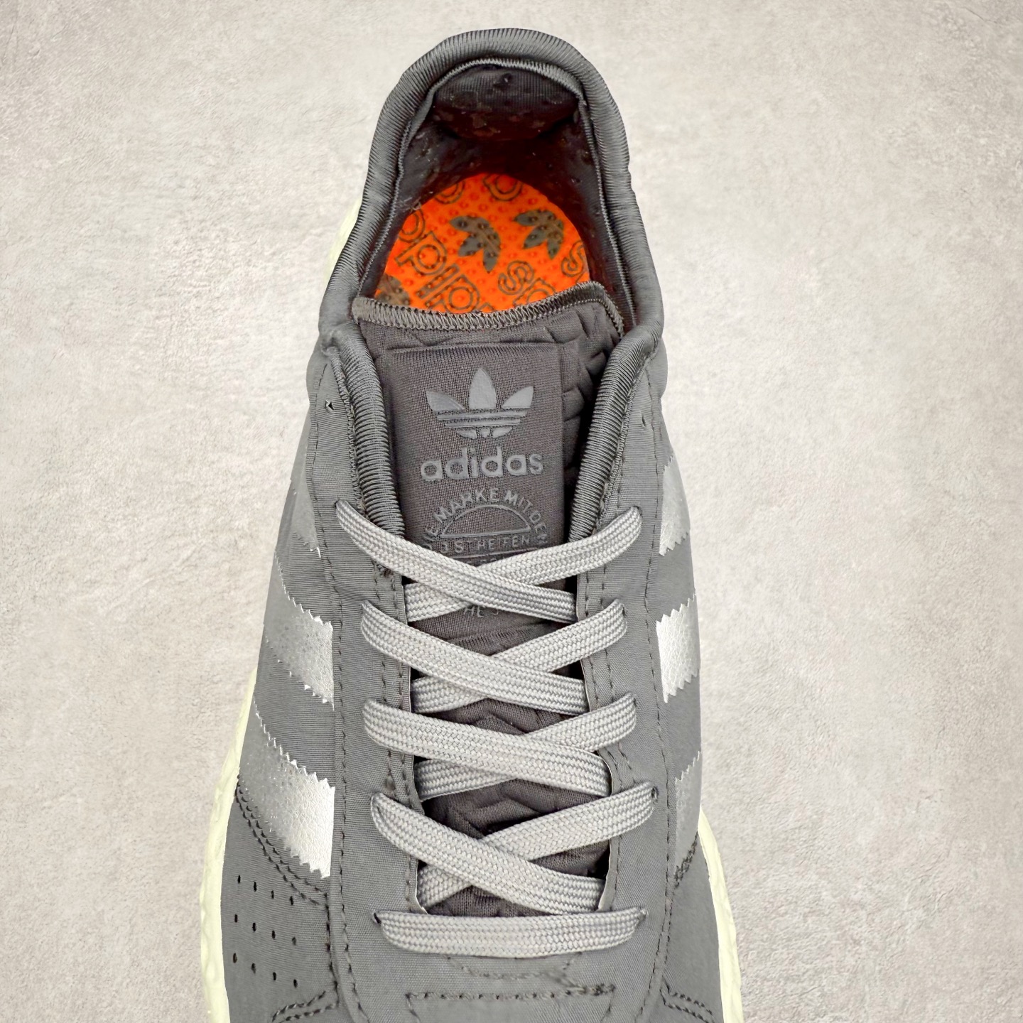 图片[5]-AD Originals Zponge 舒适百搭耐磨透气轻便低帮休闲城市通勤跑步鞋 JQ2547 这款 Zponge经典运动鞋，旨在伴你悠然漫步城市街头。搭载海绵状中底，力求带来如履云端的舒适脚感，助你自在探索前路。采用锦纶和网眼布混搭鞋面，助双脚保持舒爽、畅快前行。另配半透明外底，助你扎实踩地、自信变向。想要舒适与时尚兼备？这款单品正是理想之选。实拍调校N版已经零色差零失真 百分百还原实物色彩所见即所得 不存在货不对板色差等低级问题 选购参考实物拍摄 不混卖不参货 只用心做好货严格选品 承诺混一赔十 尺码：40 40.5 41 42 42.5 43 44 44.5 45-选品中心