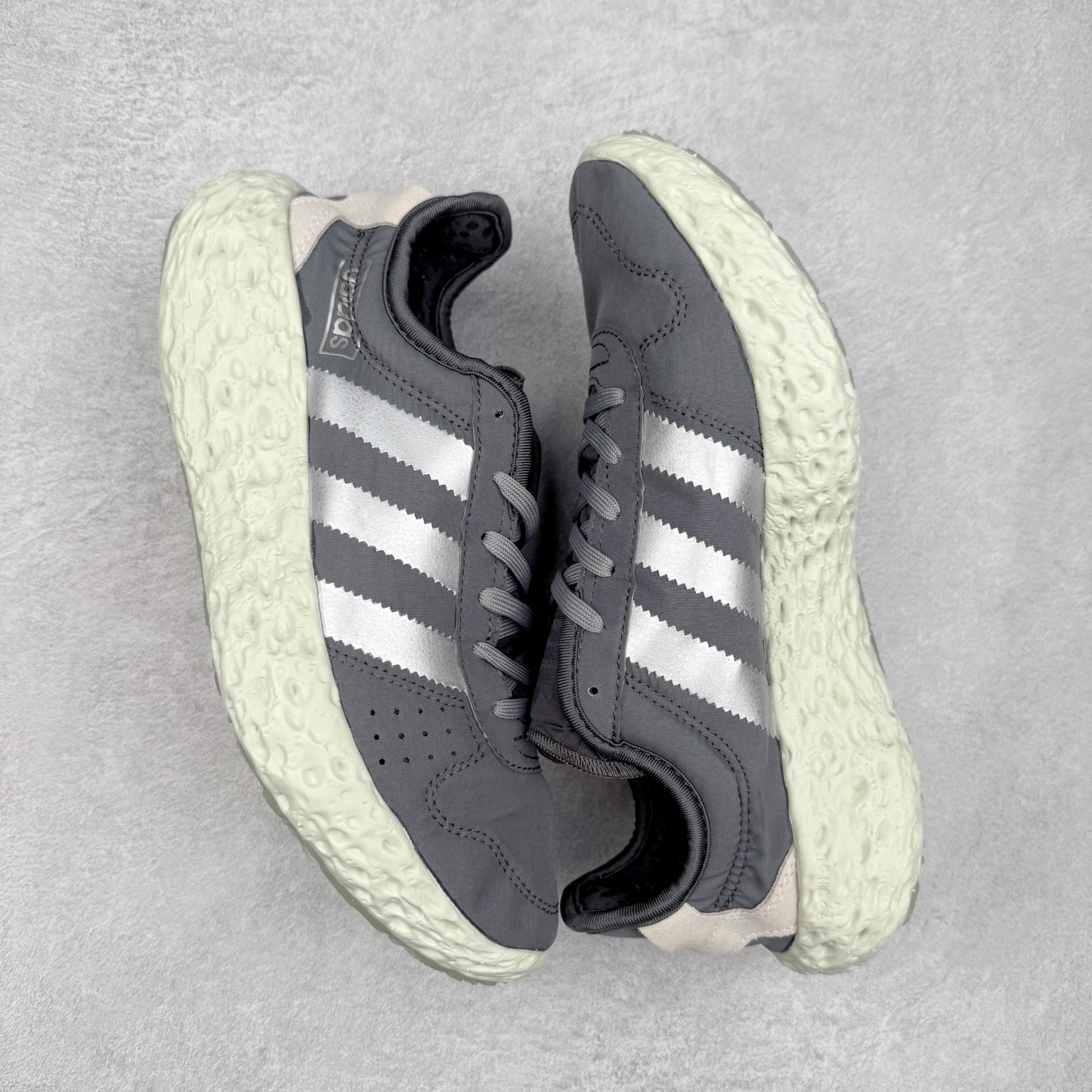 图片[3]-AD Originals Zponge 舒适百搭耐磨透气轻便低帮休闲城市通勤跑步鞋 JQ2547 这款 Zponge经典运动鞋，旨在伴你悠然漫步城市街头。搭载海绵状中底，力求带来如履云端的舒适脚感，助你自在探索前路。采用锦纶和网眼布混搭鞋面，助双脚保持舒爽、畅快前行。另配半透明外底，助你扎实踩地、自信变向。想要舒适与时尚兼备？这款单品正是理想之选。实拍调校N版已经零色差零失真 百分百还原实物色彩所见即所得 不存在货不对板色差等低级问题 选购参考实物拍摄 不混卖不参货 只用心做好货严格选品 承诺混一赔十 尺码：40 40.5 41 42 42.5 43 44 44.5 45-选品中心