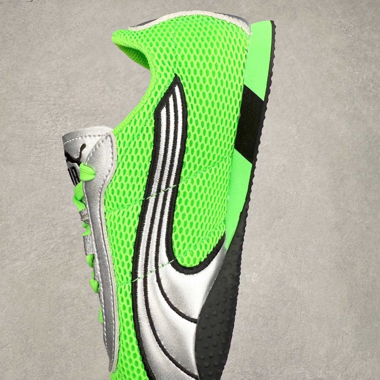 图片[7]-＃S2纯原 PUMA Speedca OG 彪马极速赛车系列低帮德训风拼接复古百搭休闲运动赛车鞋 鞋款从80、90年代赛车手所穿的防火赛车鞋为原型，鞋身线条模仿了赛车的流线廓形，体现了空气动力学原理的结构。简约流畅的外观，恰好又和贯穿其中的Formstrip Logo融合恰到好处，视觉上细节丰富且协调。本次Speedcat OG鞋款归来，最大看点自然式保留了窄版鞋型以及薄底构造。这两年各品牌鞋底越做越厚，Speedcat反其道而行之，上脚几乎无鞋底的效果带来耳目一新的视觉体验。鞋面依旧是以质感细腻的麂皮材质打造，并且大面积近乎全包裹的使用，复古味道也愈发浓烈。配色上更是将最原始的黑色和红色带回，向F1赛车队的标志性队服致敬。相信让各位一眼种草的更多是出挑的大红色，上脚即可瞬间点亮整体造型，在以球鞋为核心的OOTD中脱颖而出。而另一款黑色则是低调的万金油，彰显新潮个性的同时又不喧宾夺主，也是热爱简约系穿搭朋友的首选。 尺码：36 37 37.5 38 38.5 39 40 40.5 41 42 42.5 43 44 44.5 45 46-选品中心