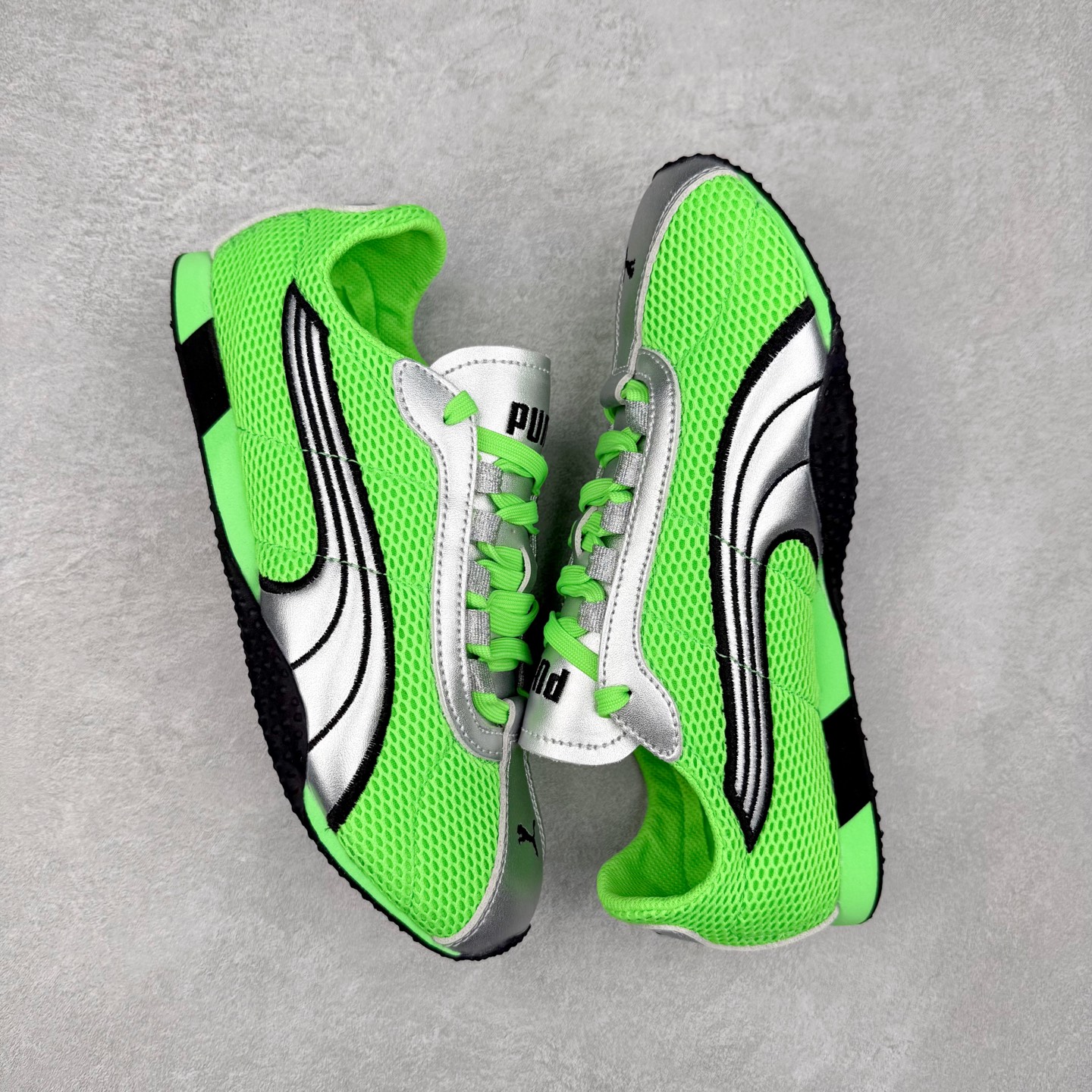 图片[3]-＃S2纯原 PUMA Speedca OG 彪马极速赛车系列低帮德训风拼接复古百搭休闲运动赛车鞋 鞋款从80、90年代赛车手所穿的防火赛车鞋为原型，鞋身线条模仿了赛车的流线廓形，体现了空气动力学原理的结构。简约流畅的外观，恰好又和贯穿其中的Formstrip Logo融合恰到好处，视觉上细节丰富且协调。本次Speedcat OG鞋款归来，最大看点自然式保留了窄版鞋型以及薄底构造。这两年各品牌鞋底越做越厚，Speedcat反其道而行之，上脚几乎无鞋底的效果带来耳目一新的视觉体验。鞋面依旧是以质感细腻的麂皮材质打造，并且大面积近乎全包裹的使用，复古味道也愈发浓烈。配色上更是将最原始的黑色和红色带回，向F1赛车队的标志性队服致敬。相信让各位一眼种草的更多是出挑的大红色，上脚即可瞬间点亮整体造型，在以球鞋为核心的OOTD中脱颖而出。而另一款黑色则是低调的万金油，彰显新潮个性的同时又不喧宾夺主，也是热爱简约系穿搭朋友的首选。 尺码：36 37 37.5 38 38.5 39 40 40.5 41 42 42.5 43 44 44.5 45 46-选品中心