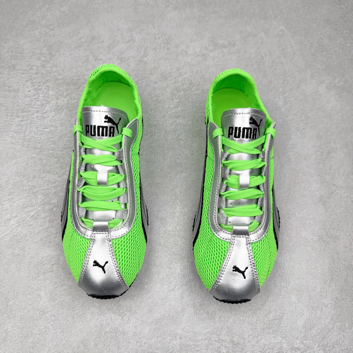 图片[2]-＃S2纯原 PUMA Speedca OG 彪马极速赛车系列低帮德训风拼接复古百搭休闲运动赛车鞋 鞋款从80、90年代赛车手所穿的防火赛车鞋为原型，鞋身线条模仿了赛车的流线廓形，体现了空气动力学原理的结构。简约流畅的外观，恰好又和贯穿其中的Formstrip Logo融合恰到好处，视觉上细节丰富且协调。本次Speedcat OG鞋款归来，最大看点自然式保留了窄版鞋型以及薄底构造。这两年各品牌鞋底越做越厚，Speedcat反其道而行之，上脚几乎无鞋底的效果带来耳目一新的视觉体验。鞋面依旧是以质感细腻的麂皮材质打造，并且大面积近乎全包裹的使用，复古味道也愈发浓烈。配色上更是将最原始的黑色和红色带回，向F1赛车队的标志性队服致敬。相信让各位一眼种草的更多是出挑的大红色，上脚即可瞬间点亮整体造型，在以球鞋为核心的OOTD中脱颖而出。而另一款黑色则是低调的万金油，彰显新潮个性的同时又不喧宾夺主，也是热爱简约系穿搭朋友的首选。 尺码：36 37 37.5 38 38.5 39 40 40.5 41 42 42.5 43 44 44.5 45 46-选品中心