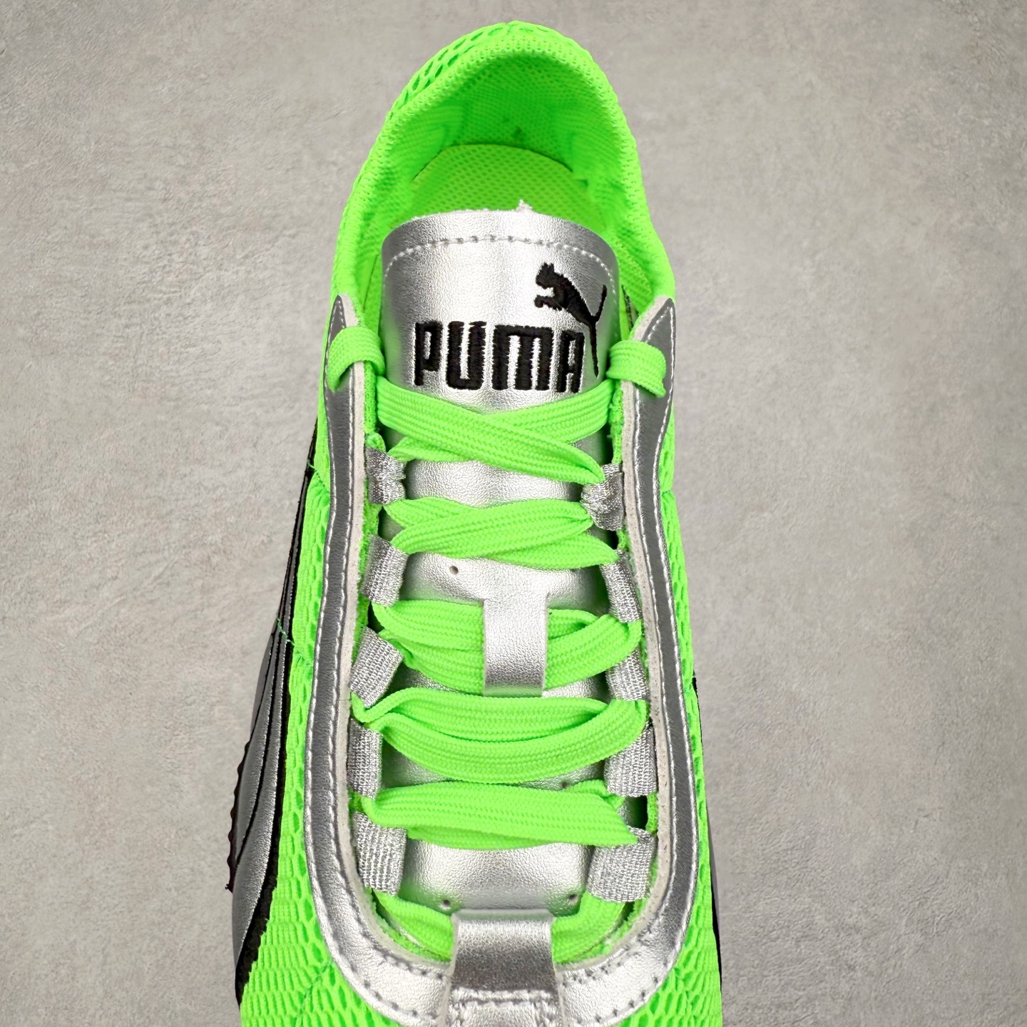 图片[5]-＃S2纯原 PUMA Speedca OG 彪马极速赛车系列低帮德训风拼接复古百搭休闲运动赛车鞋 鞋款从80、90年代赛车手所穿的防火赛车鞋为原型，鞋身线条模仿了赛车的流线廓形，体现了空气动力学原理的结构。简约流畅的外观，恰好又和贯穿其中的Formstrip Logo融合恰到好处，视觉上细节丰富且协调。本次Speedcat OG鞋款归来，最大看点自然式保留了窄版鞋型以及薄底构造。这两年各品牌鞋底越做越厚，Speedcat反其道而行之，上脚几乎无鞋底的效果带来耳目一新的视觉体验。鞋面依旧是以质感细腻的麂皮材质打造，并且大面积近乎全包裹的使用，复古味道也愈发浓烈。配色上更是将最原始的黑色和红色带回，向F1赛车队的标志性队服致敬。相信让各位一眼种草的更多是出挑的大红色，上脚即可瞬间点亮整体造型，在以球鞋为核心的OOTD中脱颖而出。而另一款黑色则是低调的万金油，彰显新潮个性的同时又不喧宾夺主，也是热爱简约系穿搭朋友的首选。 尺码：36 37 37.5 38 38.5 39 40 40.5 41 42 42.5 43 44 44.5 45 46-选品中心