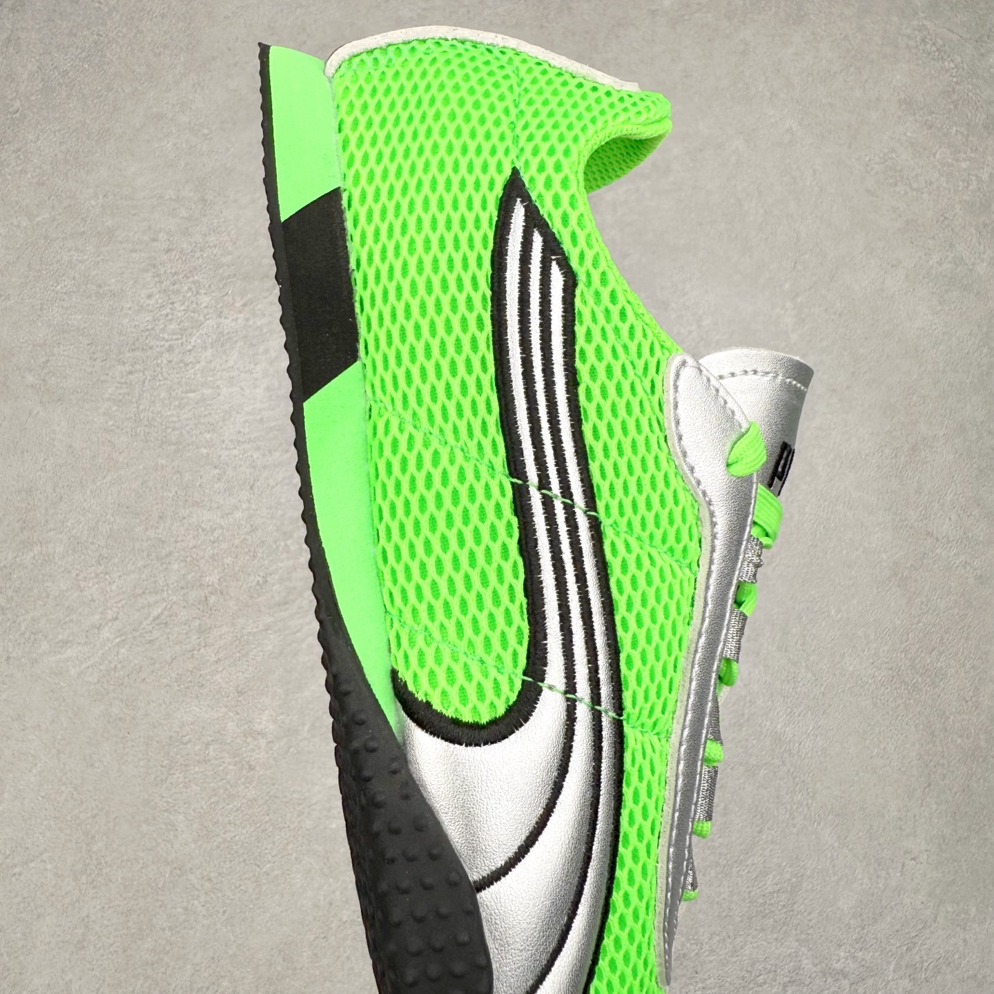 图片[6]-＃S2纯原 PUMA Speedca OG 彪马极速赛车系列低帮德训风拼接复古百搭休闲运动赛车鞋 鞋款从80、90年代赛车手所穿的防火赛车鞋为原型，鞋身线条模仿了赛车的流线廓形，体现了空气动力学原理的结构。简约流畅的外观，恰好又和贯穿其中的Formstrip Logo融合恰到好处，视觉上细节丰富且协调。本次Speedcat OG鞋款归来，最大看点自然式保留了窄版鞋型以及薄底构造。这两年各品牌鞋底越做越厚，Speedcat反其道而行之，上脚几乎无鞋底的效果带来耳目一新的视觉体验。鞋面依旧是以质感细腻的麂皮材质打造，并且大面积近乎全包裹的使用，复古味道也愈发浓烈。配色上更是将最原始的黑色和红色带回，向F1赛车队的标志性队服致敬。相信让各位一眼种草的更多是出挑的大红色，上脚即可瞬间点亮整体造型，在以球鞋为核心的OOTD中脱颖而出。而另一款黑色则是低调的万金油，彰显新潮个性的同时又不喧宾夺主，也是热爱简约系穿搭朋友的首选。 尺码：36 37 37.5 38 38.5 39 40 40.5 41 42 42.5 43 44 44.5 45 46-选品中心