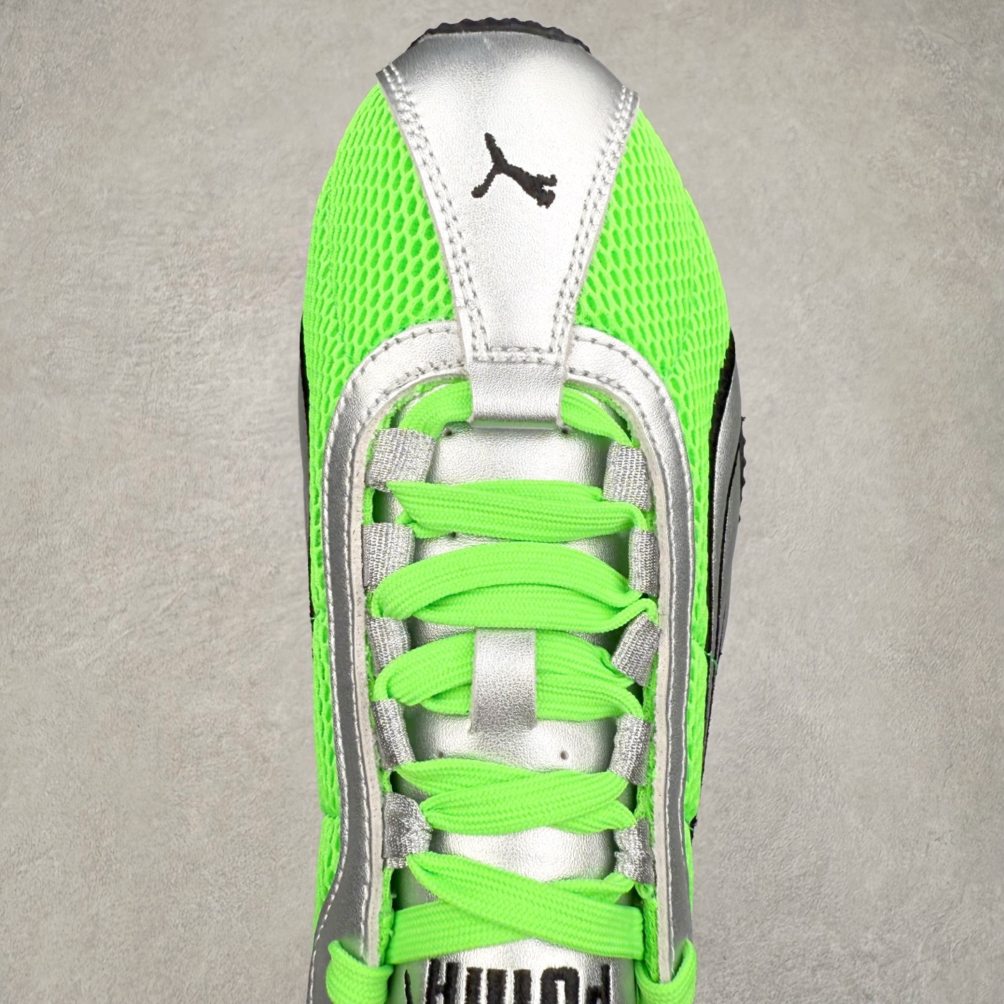 图片[4]-＃S2纯原 PUMA Speedca OG 彪马极速赛车系列低帮德训风拼接复古百搭休闲运动赛车鞋 鞋款从80、90年代赛车手所穿的防火赛车鞋为原型，鞋身线条模仿了赛车的流线廓形，体现了空气动力学原理的结构。简约流畅的外观，恰好又和贯穿其中的Formstrip Logo融合恰到好处，视觉上细节丰富且协调。本次Speedcat OG鞋款归来，最大看点自然式保留了窄版鞋型以及薄底构造。这两年各品牌鞋底越做越厚，Speedcat反其道而行之，上脚几乎无鞋底的效果带来耳目一新的视觉体验。鞋面依旧是以质感细腻的麂皮材质打造，并且大面积近乎全包裹的使用，复古味道也愈发浓烈。配色上更是将最原始的黑色和红色带回，向F1赛车队的标志性队服致敬。相信让各位一眼种草的更多是出挑的大红色，上脚即可瞬间点亮整体造型，在以球鞋为核心的OOTD中脱颖而出。而另一款黑色则是低调的万金油，彰显新潮个性的同时又不喧宾夺主，也是热爱简约系穿搭朋友的首选。 尺码：36 37 37.5 38 38.5 39 40 40.5 41 42 42.5 43 44 44.5 45 46-选品中心