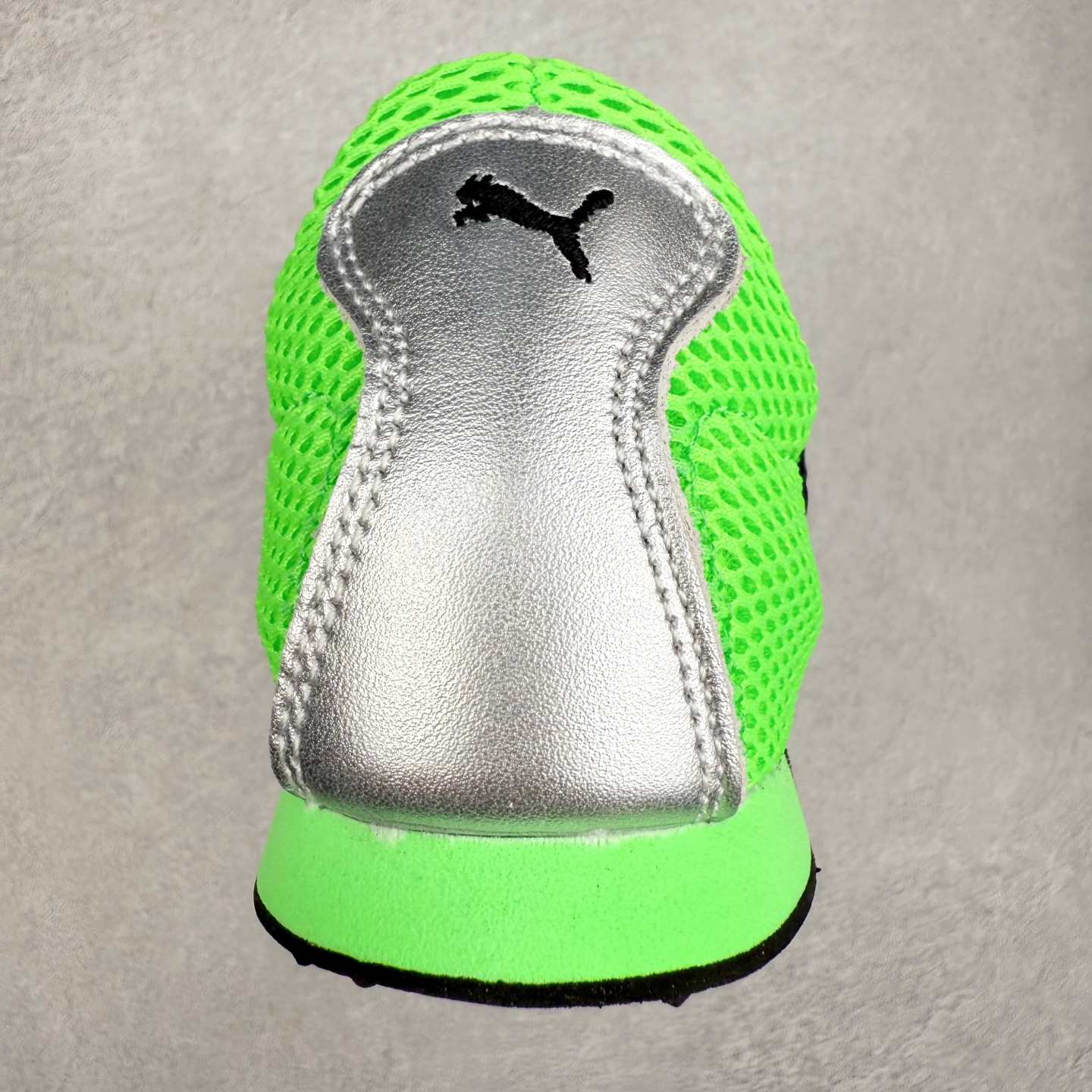 图片[8]-＃S2纯原 PUMA Speedca OG 彪马极速赛车系列低帮德训风拼接复古百搭休闲运动赛车鞋 鞋款从80、90年代赛车手所穿的防火赛车鞋为原型，鞋身线条模仿了赛车的流线廓形，体现了空气动力学原理的结构。简约流畅的外观，恰好又和贯穿其中的Formstrip Logo融合恰到好处，视觉上细节丰富且协调。本次Speedcat OG鞋款归来，最大看点自然式保留了窄版鞋型以及薄底构造。这两年各品牌鞋底越做越厚，Speedcat反其道而行之，上脚几乎无鞋底的效果带来耳目一新的视觉体验。鞋面依旧是以质感细腻的麂皮材质打造，并且大面积近乎全包裹的使用，复古味道也愈发浓烈。配色上更是将最原始的黑色和红色带回，向F1赛车队的标志性队服致敬。相信让各位一眼种草的更多是出挑的大红色，上脚即可瞬间点亮整体造型，在以球鞋为核心的OOTD中脱颖而出。而另一款黑色则是低调的万金油，彰显新潮个性的同时又不喧宾夺主，也是热爱简约系穿搭朋友的首选。 尺码：36 37 37.5 38 38.5 39 40 40.5 41 42 42.5 43 44 44.5 45 46-选品中心