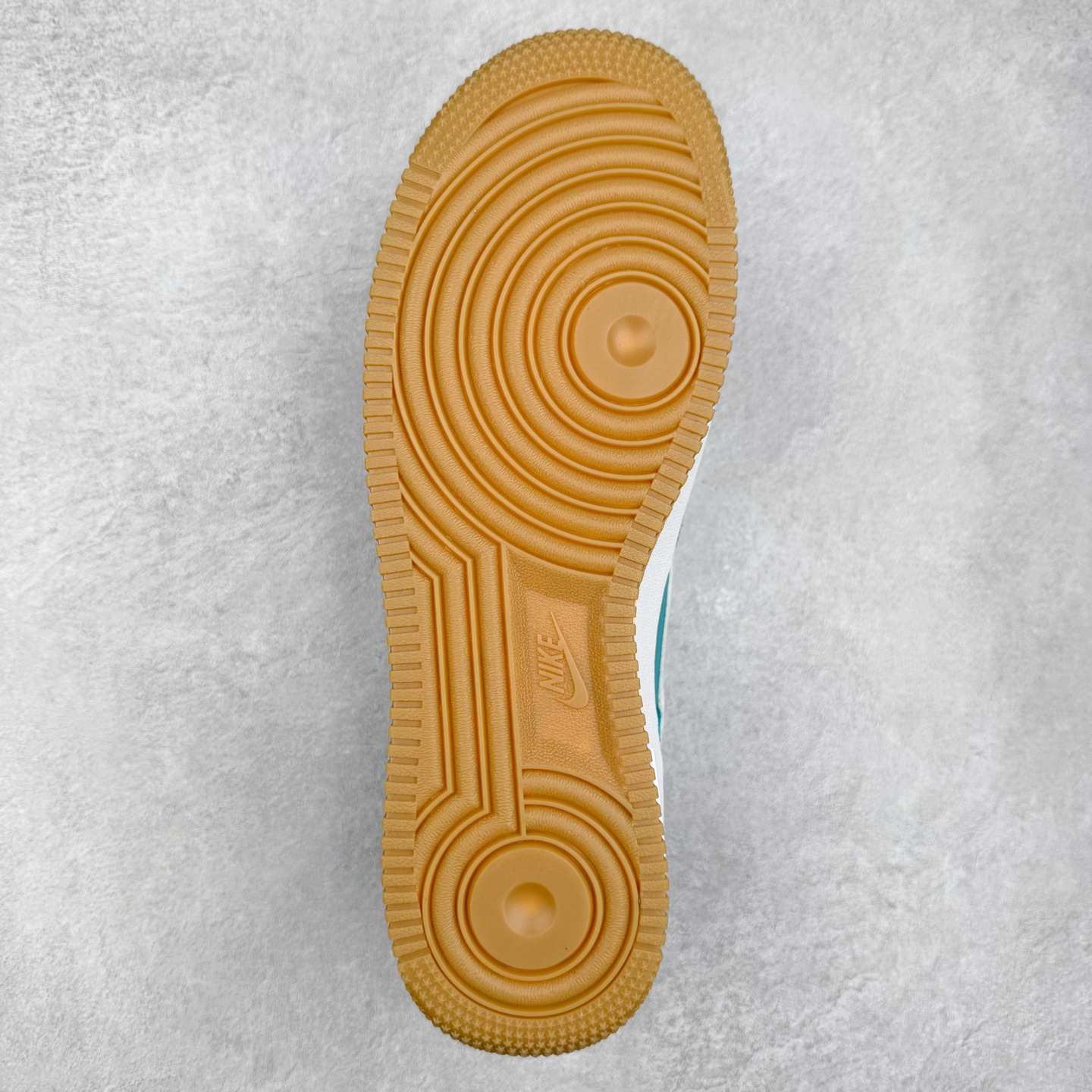 图片[9]-＃XT纯原 NK Air Force 1´07 Low 空军一号低帮百搭休闲运动板鞋 IB6388-301 顶级批次 2022全新楦头鞋型 鱼鳞大底 历时开发三个月 清洁度完美 二维码鞋标 内置芯片及solo气垫 大底高度及其弧度依照正品 钢印 logo刺绣 鞋口弧度 鞋头长度 鞋面冲孔 鞋垫背胶及钢印 完美鞋型对比正品 每一处都是细节满满 柔软、弹性十足的缓震性能和出色的中底设计 横跨复古与现代的外型结合 造就出风靡全球 三十多年的Force 1 直到今天还深受青睐 实拍调校N版已经零色差零失真 百分百还原实物色彩所见即所得 不存在货不对板色差等低级问题 选购参考实物拍摄 不混卖不参货 只用心做好货严格选品 承诺混一赔十 尺码：36 36.5 37.5 38 38.5 39 40 40.5 41 42 42.5 43 44 44.5 45-选品中心