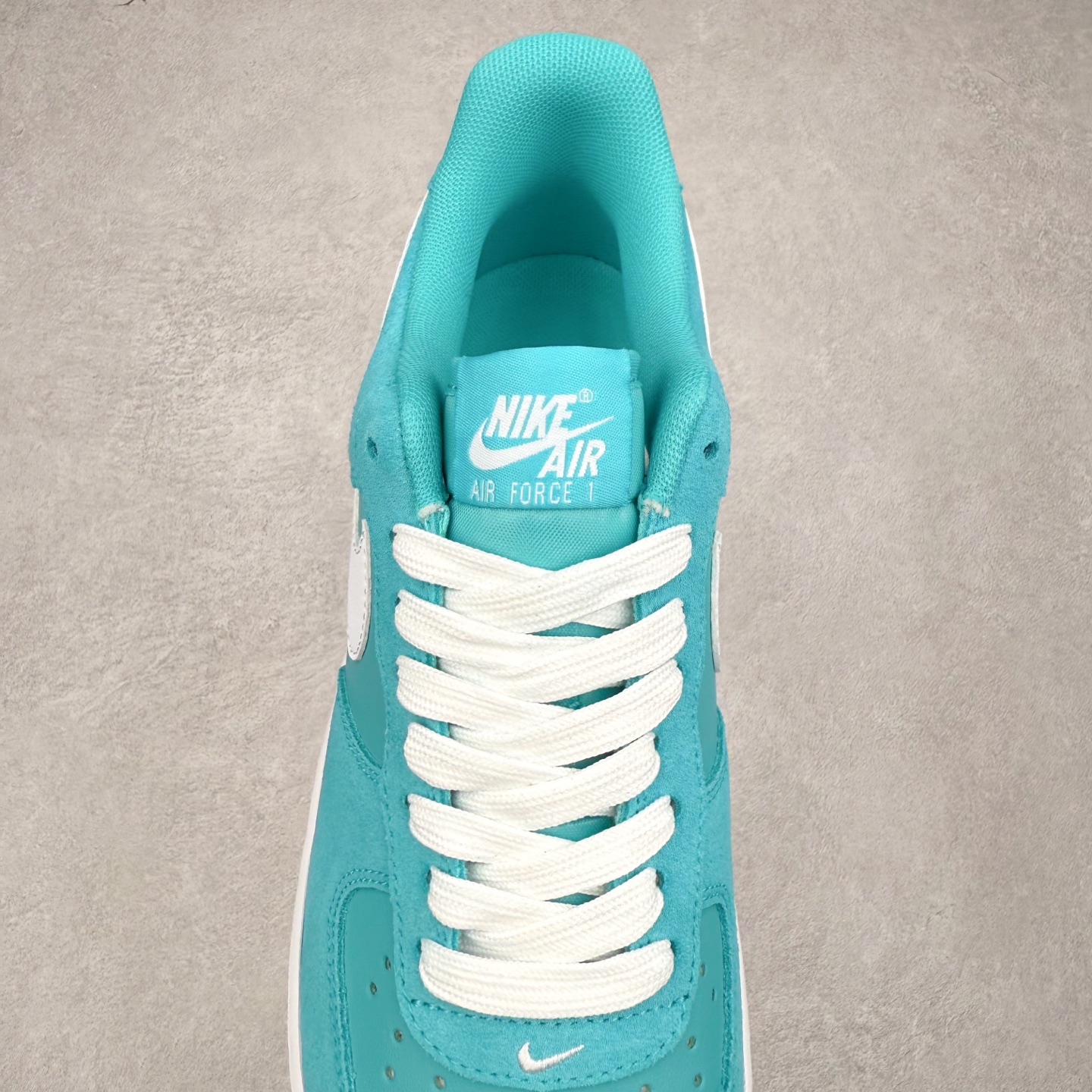 图片[5]-＃XT纯原 NK Air Force 1´07 Low 空军一号低帮百搭休闲运动板鞋 IB6388-301 顶级批次 2022全新楦头鞋型 鱼鳞大底 历时开发三个月 清洁度完美 二维码鞋标 内置芯片及solo气垫 大底高度及其弧度依照正品 钢印 logo刺绣 鞋口弧度 鞋头长度 鞋面冲孔 鞋垫背胶及钢印 完美鞋型对比正品 每一处都是细节满满 柔软、弹性十足的缓震性能和出色的中底设计 横跨复古与现代的外型结合 造就出风靡全球 三十多年的Force 1 直到今天还深受青睐 实拍调校N版已经零色差零失真 百分百还原实物色彩所见即所得 不存在货不对板色差等低级问题 选购参考实物拍摄 不混卖不参货 只用心做好货严格选品 承诺混一赔十 尺码：36 36.5 37.5 38 38.5 39 40 40.5 41 42 42.5 43 44 44.5 45-选品中心