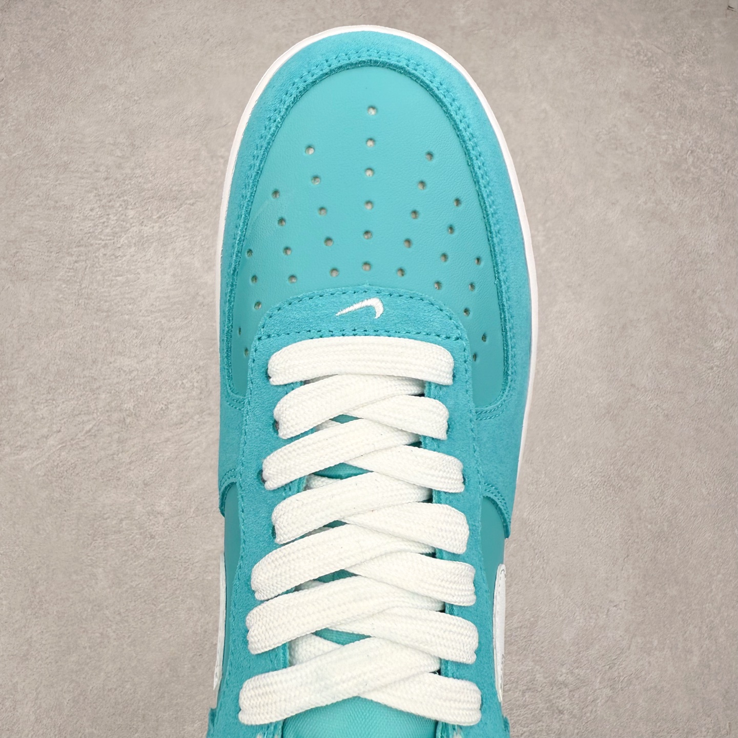 图片[4]-＃XT纯原 NK Air Force 1´07 Low 空军一号低帮百搭休闲运动板鞋 IB6388-301 顶级批次 2022全新楦头鞋型 鱼鳞大底 历时开发三个月 清洁度完美 二维码鞋标 内置芯片及solo气垫 大底高度及其弧度依照正品 钢印 logo刺绣 鞋口弧度 鞋头长度 鞋面冲孔 鞋垫背胶及钢印 完美鞋型对比正品 每一处都是细节满满 柔软、弹性十足的缓震性能和出色的中底设计 横跨复古与现代的外型结合 造就出风靡全球 三十多年的Force 1 直到今天还深受青睐 实拍调校N版已经零色差零失真 百分百还原实物色彩所见即所得 不存在货不对板色差等低级问题 选购参考实物拍摄 不混卖不参货 只用心做好货严格选品 承诺混一赔十 尺码：36 36.5 37.5 38 38.5 39 40 40.5 41 42 42.5 43 44 44.5 45-选品中心