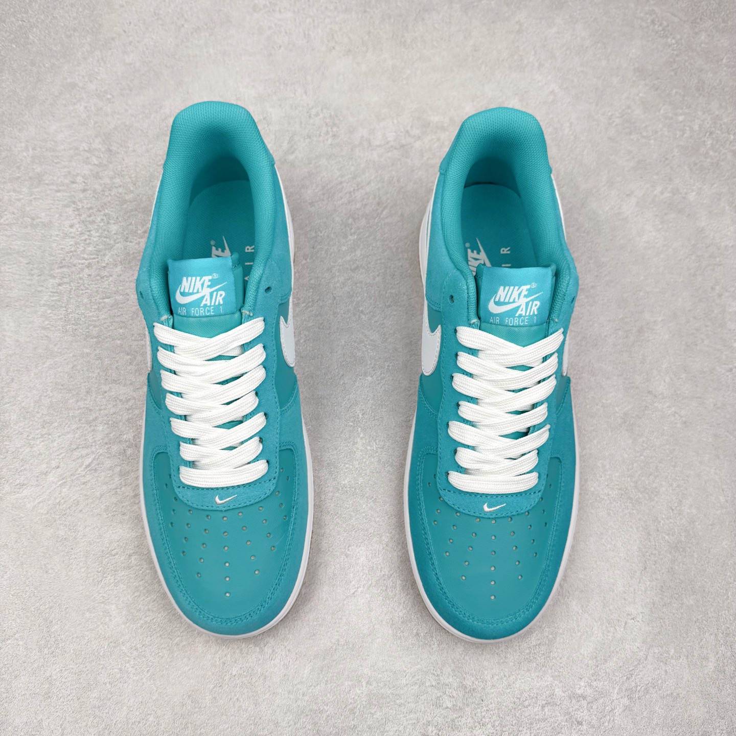 图片[2]-＃XT纯原 NK Air Force 1´07 Low 空军一号低帮百搭休闲运动板鞋 IB6388-301 顶级批次 2022全新楦头鞋型 鱼鳞大底 历时开发三个月 清洁度完美 二维码鞋标 内置芯片及solo气垫 大底高度及其弧度依照正品 钢印 logo刺绣 鞋口弧度 鞋头长度 鞋面冲孔 鞋垫背胶及钢印 完美鞋型对比正品 每一处都是细节满满 柔软、弹性十足的缓震性能和出色的中底设计 横跨复古与现代的外型结合 造就出风靡全球 三十多年的Force 1 直到今天还深受青睐 实拍调校N版已经零色差零失真 百分百还原实物色彩所见即所得 不存在货不对板色差等低级问题 选购参考实物拍摄 不混卖不参货 只用心做好货严格选品 承诺混一赔十 尺码：36 36.5 37.5 38 38.5 39 40 40.5 41 42 42.5 43 44 44.5 45-选品中心