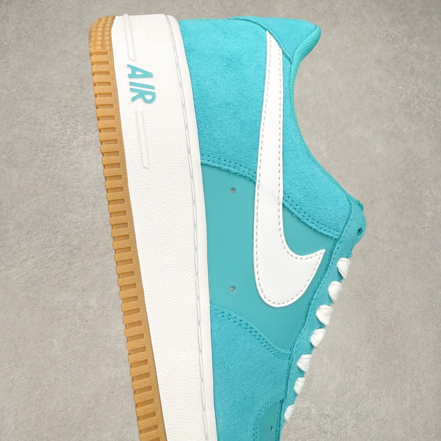 图片[6]-＃XT纯原 NK Air Force 1´07 Low 空军一号低帮百搭休闲运动板鞋 IB6388-301 顶级批次 2022全新楦头鞋型 鱼鳞大底 历时开发三个月 清洁度完美 二维码鞋标 内置芯片及solo气垫 大底高度及其弧度依照正品 钢印 logo刺绣 鞋口弧度 鞋头长度 鞋面冲孔 鞋垫背胶及钢印 完美鞋型对比正品 每一处都是细节满满 柔软、弹性十足的缓震性能和出色的中底设计 横跨复古与现代的外型结合 造就出风靡全球 三十多年的Force 1 直到今天还深受青睐 实拍调校N版已经零色差零失真 百分百还原实物色彩所见即所得 不存在货不对板色差等低级问题 选购参考实物拍摄 不混卖不参货 只用心做好货严格选品 承诺混一赔十 尺码：36 36.5 37.5 38 38.5 39 40 40.5 41 42 42.5 43 44 44.5 45-选品中心