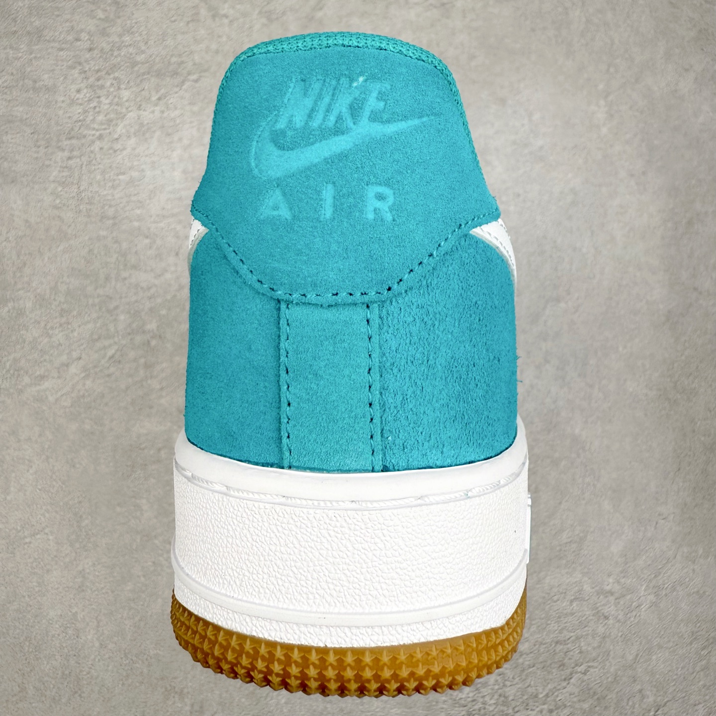 图片[8]-＃XT纯原 NK Air Force 1´07 Low 空军一号低帮百搭休闲运动板鞋 IB6388-301 顶级批次 2022全新楦头鞋型 鱼鳞大底 历时开发三个月 清洁度完美 二维码鞋标 内置芯片及solo气垫 大底高度及其弧度依照正品 钢印 logo刺绣 鞋口弧度 鞋头长度 鞋面冲孔 鞋垫背胶及钢印 完美鞋型对比正品 每一处都是细节满满 柔软、弹性十足的缓震性能和出色的中底设计 横跨复古与现代的外型结合 造就出风靡全球 三十多年的Force 1 直到今天还深受青睐 实拍调校N版已经零色差零失真 百分百还原实物色彩所见即所得 不存在货不对板色差等低级问题 选购参考实物拍摄 不混卖不参货 只用心做好货严格选品 承诺混一赔十 尺码：36 36.5 37.5 38 38.5 39 40 40.5 41 42 42.5 43 44 44.5 45-选品中心