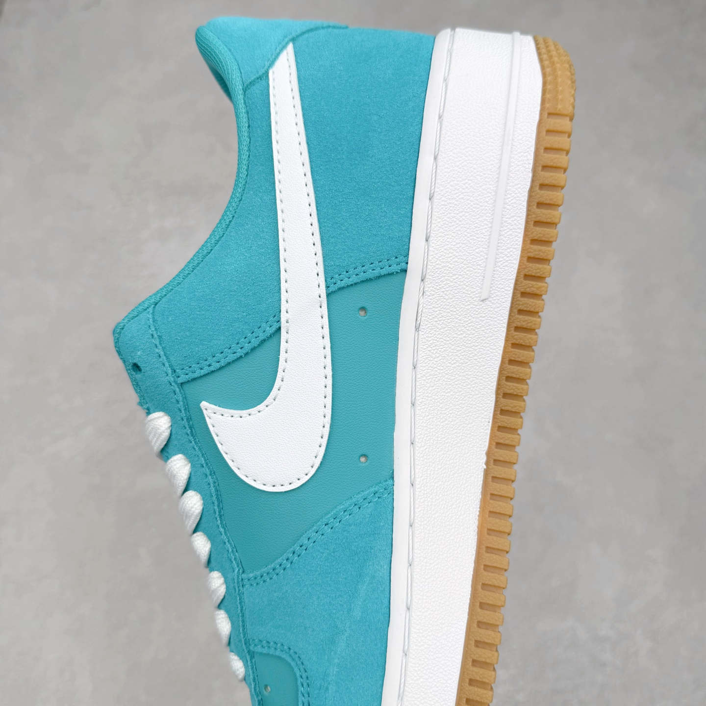 图片[7]-＃XT纯原 NK Air Force 1´07 Low 空军一号低帮百搭休闲运动板鞋 IB6388-301 顶级批次 2022全新楦头鞋型 鱼鳞大底 历时开发三个月 清洁度完美 二维码鞋标 内置芯片及solo气垫 大底高度及其弧度依照正品 钢印 logo刺绣 鞋口弧度 鞋头长度 鞋面冲孔 鞋垫背胶及钢印 完美鞋型对比正品 每一处都是细节满满 柔软、弹性十足的缓震性能和出色的中底设计 横跨复古与现代的外型结合 造就出风靡全球 三十多年的Force 1 直到今天还深受青睐 实拍调校N版已经零色差零失真 百分百还原实物色彩所见即所得 不存在货不对板色差等低级问题 选购参考实物拍摄 不混卖不参货 只用心做好货严格选品 承诺混一赔十 尺码：36 36.5 37.5 38 38.5 39 40 40.5 41 42 42.5 43 44 44.5 45-选品中心