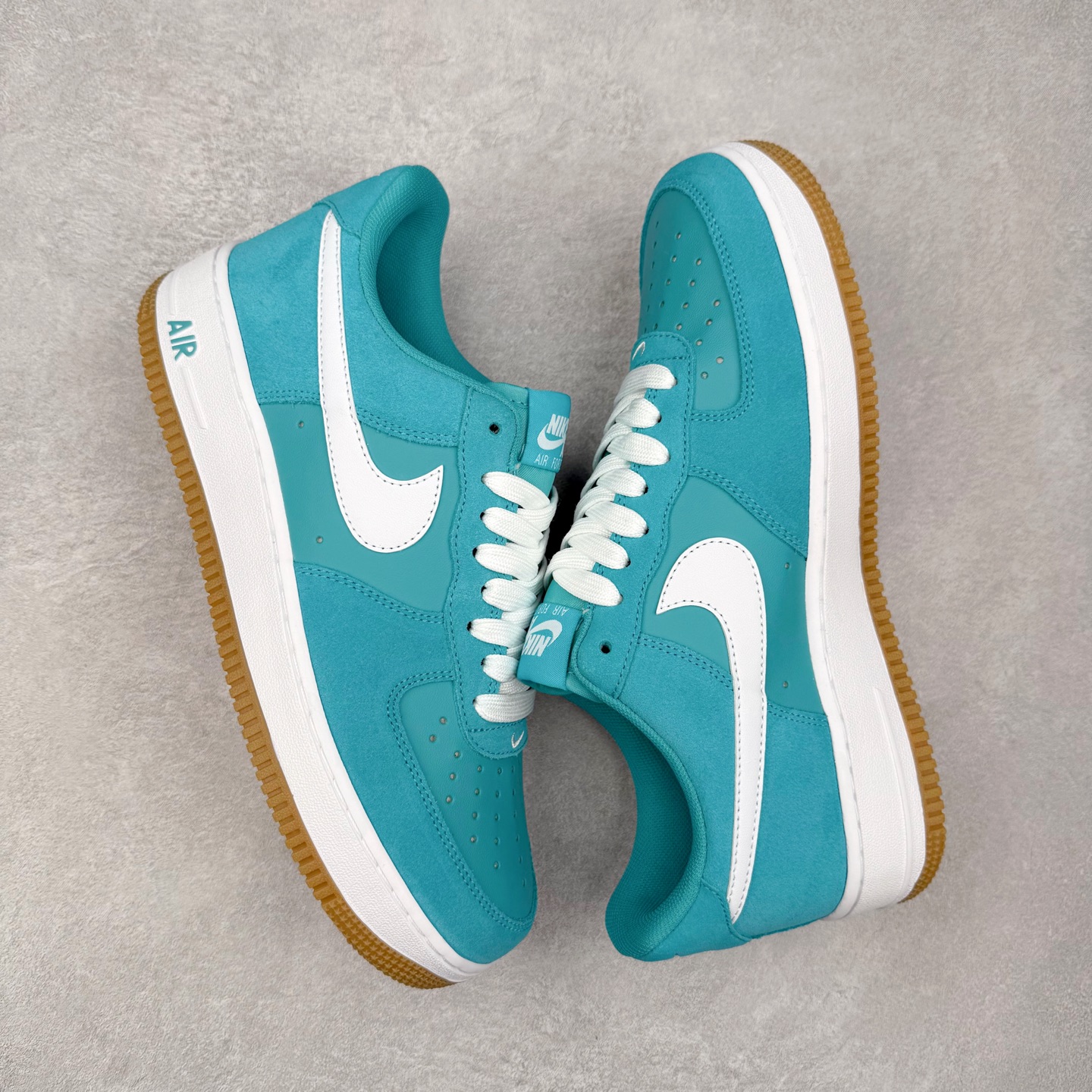 图片[3]-＃XT纯原 NK Air Force 1´07 Low 空军一号低帮百搭休闲运动板鞋 IB6388-301 顶级批次 2022全新楦头鞋型 鱼鳞大底 历时开发三个月 清洁度完美 二维码鞋标 内置芯片及solo气垫 大底高度及其弧度依照正品 钢印 logo刺绣 鞋口弧度 鞋头长度 鞋面冲孔 鞋垫背胶及钢印 完美鞋型对比正品 每一处都是细节满满 柔软、弹性十足的缓震性能和出色的中底设计 横跨复古与现代的外型结合 造就出风靡全球 三十多年的Force 1 直到今天还深受青睐 实拍调校N版已经零色差零失真 百分百还原实物色彩所见即所得 不存在货不对板色差等低级问题 选购参考实物拍摄 不混卖不参货 只用心做好货严格选品 承诺混一赔十 尺码：36 36.5 37.5 38 38.5 39 40 40.5 41 42 42.5 43 44 44.5 45-选品中心